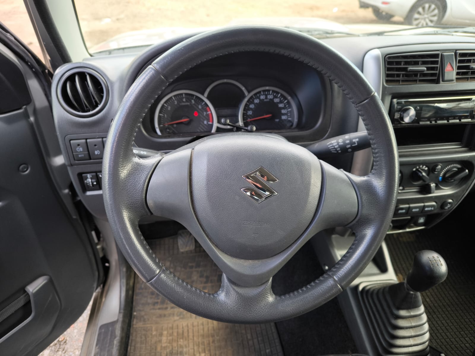 Suzuki Geländewagen Innenraum mit Lenkrad und Schaltknauf nach gelungenem Auto Verkaufen in Aachen