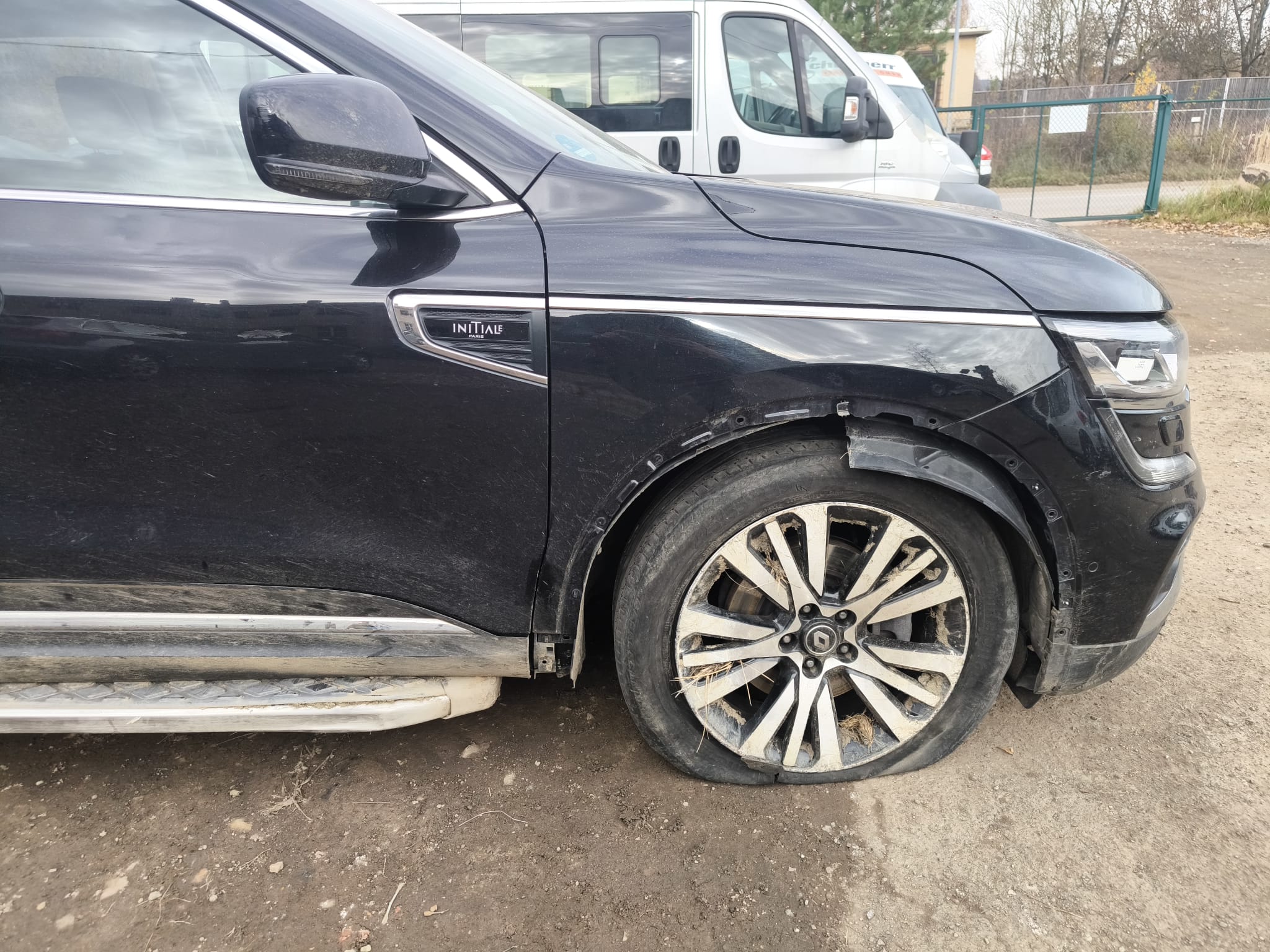 Unfall Renault Koleos mit Frontschaden und plattem Reifen in Aachen erfolgreich verkaufen