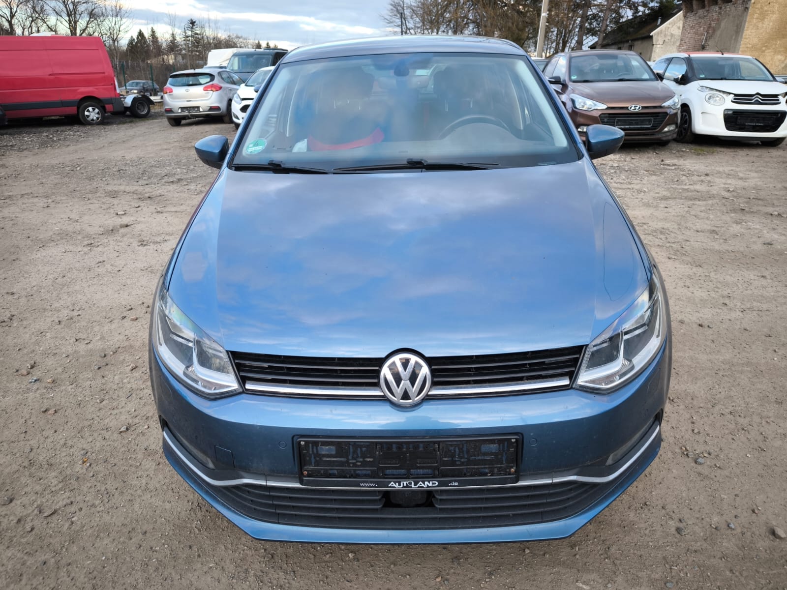 Volkswagen Polo mit Motorschaden in Ahaus verkaufen auf Schotterplatz vorne aufgenommen