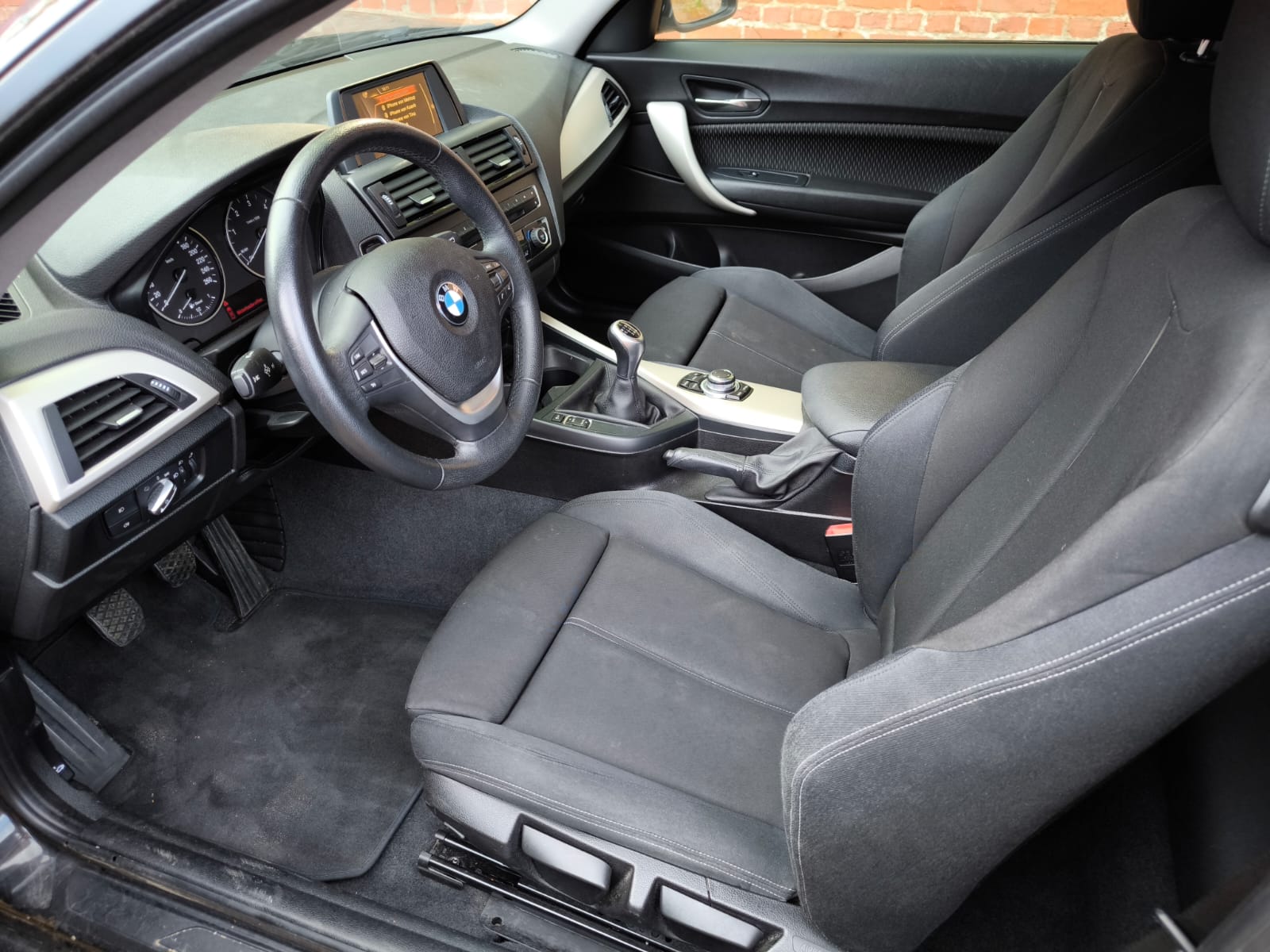 BMW Innenraum nach dem erfolgreichen Autoverkauf in Ahaus mit übersichtlicher Dokumentation und klar geregelter Vertragsunterzeichnung