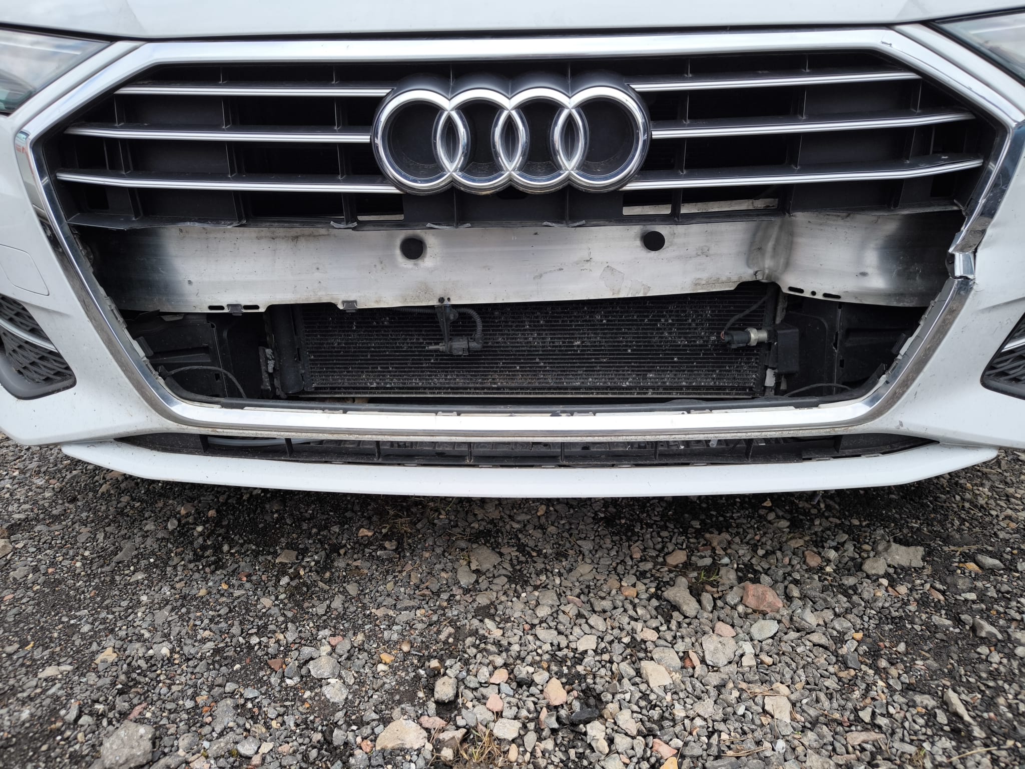 Beschädigter Audi mit Frontschaden nach Unfall in Ahlen verkaufen