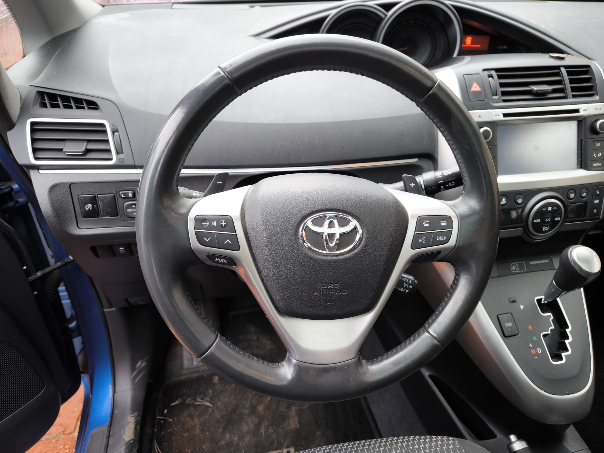 Toyota Innenraum mit Lenkrad und Automatikschaltung für sicheren Auto Verkauf in Albstadt