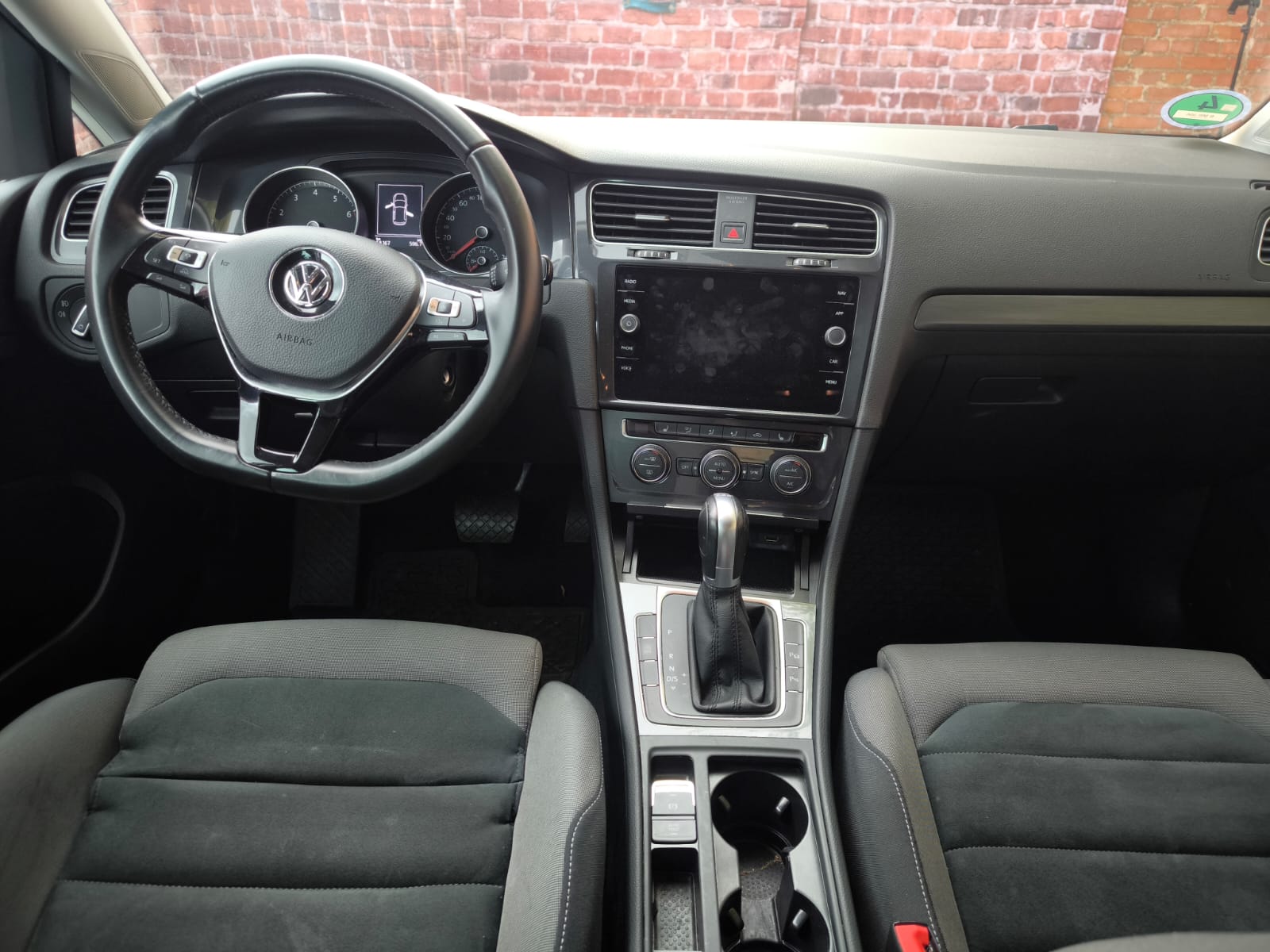 Innenraum eines VW Golf als Beispiel für Fahrzeugbewertung beim Auto verkaufen in Alsdorf