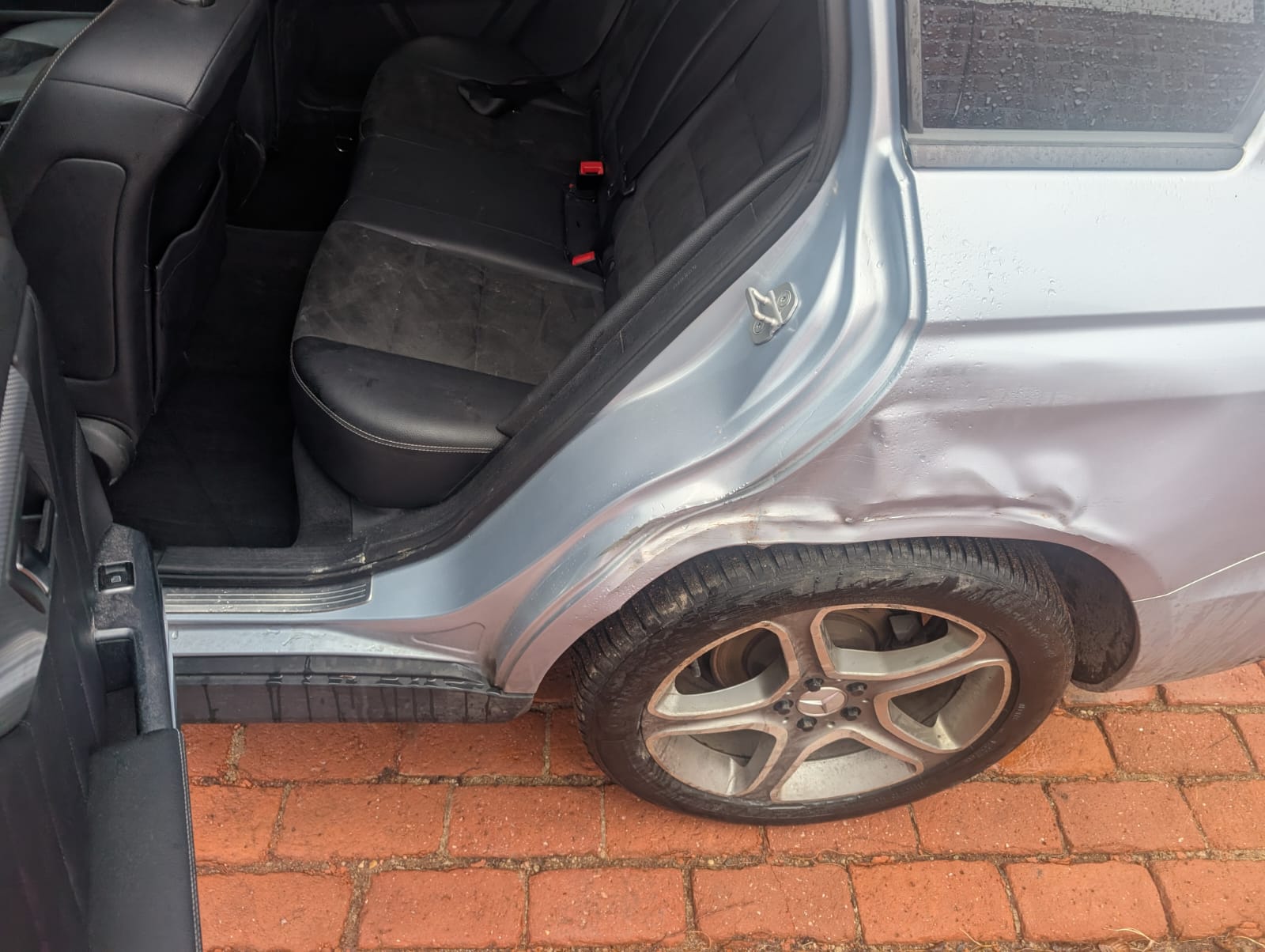 Beschädigter Mercedes mit Seitenschaden am hinteren Kotflügel bereit zum Auto nach Unfall in Alsdorf verkaufen