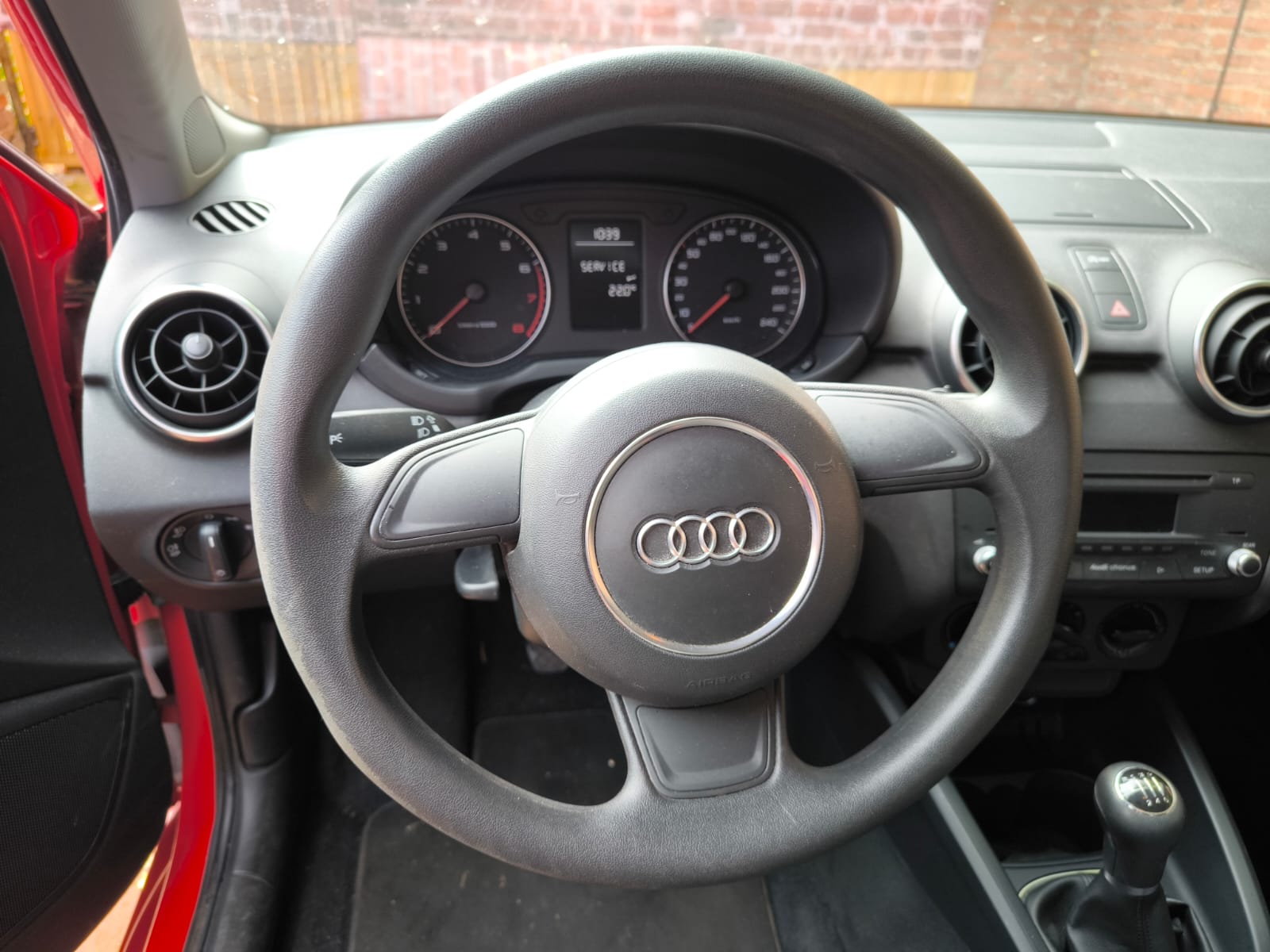 Audi Innenraum mit Lenkrad und Schaltgetriebe nach sicherem Autoverkauf in Altenburg