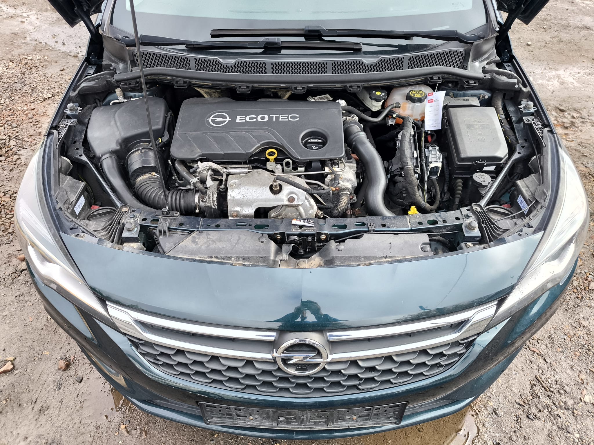 Opel mit Motorschaden im geöffneten Motorraum in Amberg verkaufen