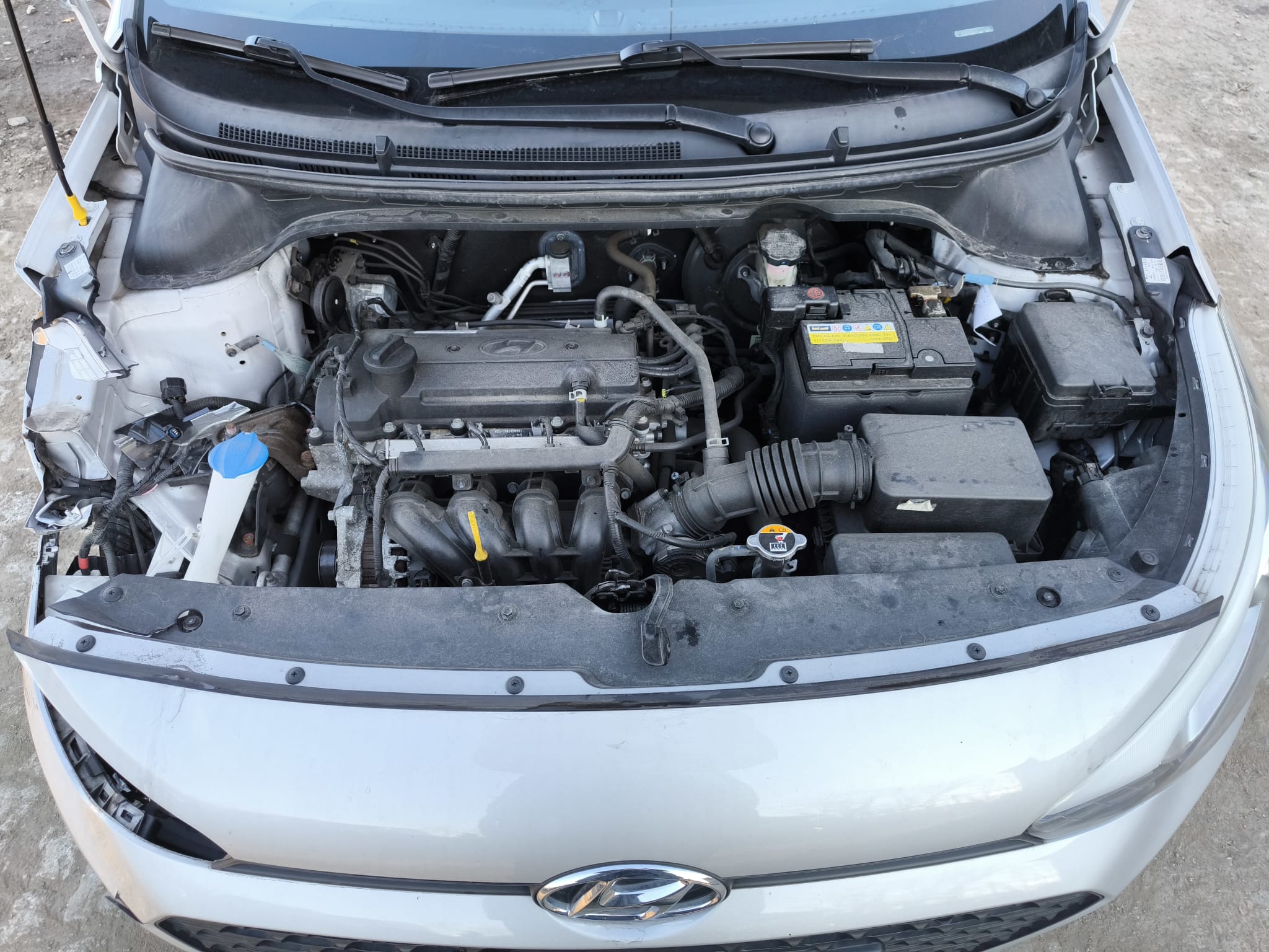 Unfall Hyundai mit sichtbarem Frontschaden im Motorraum in Amberg schnell online verkaufen