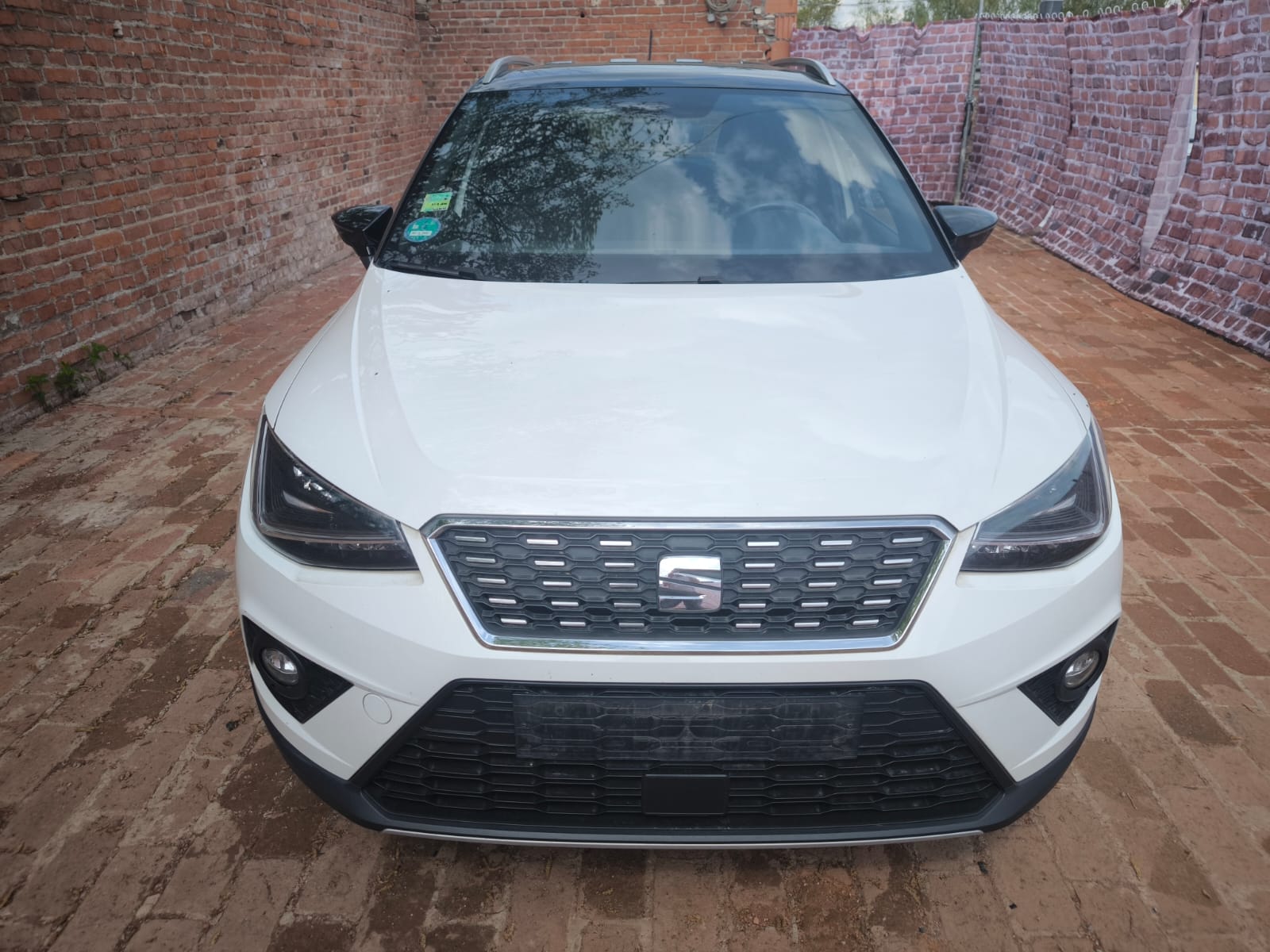 Weißer Seat Arona von vorn auf Hof nach Motorschaden in Ansbach erfolgreich verkauft