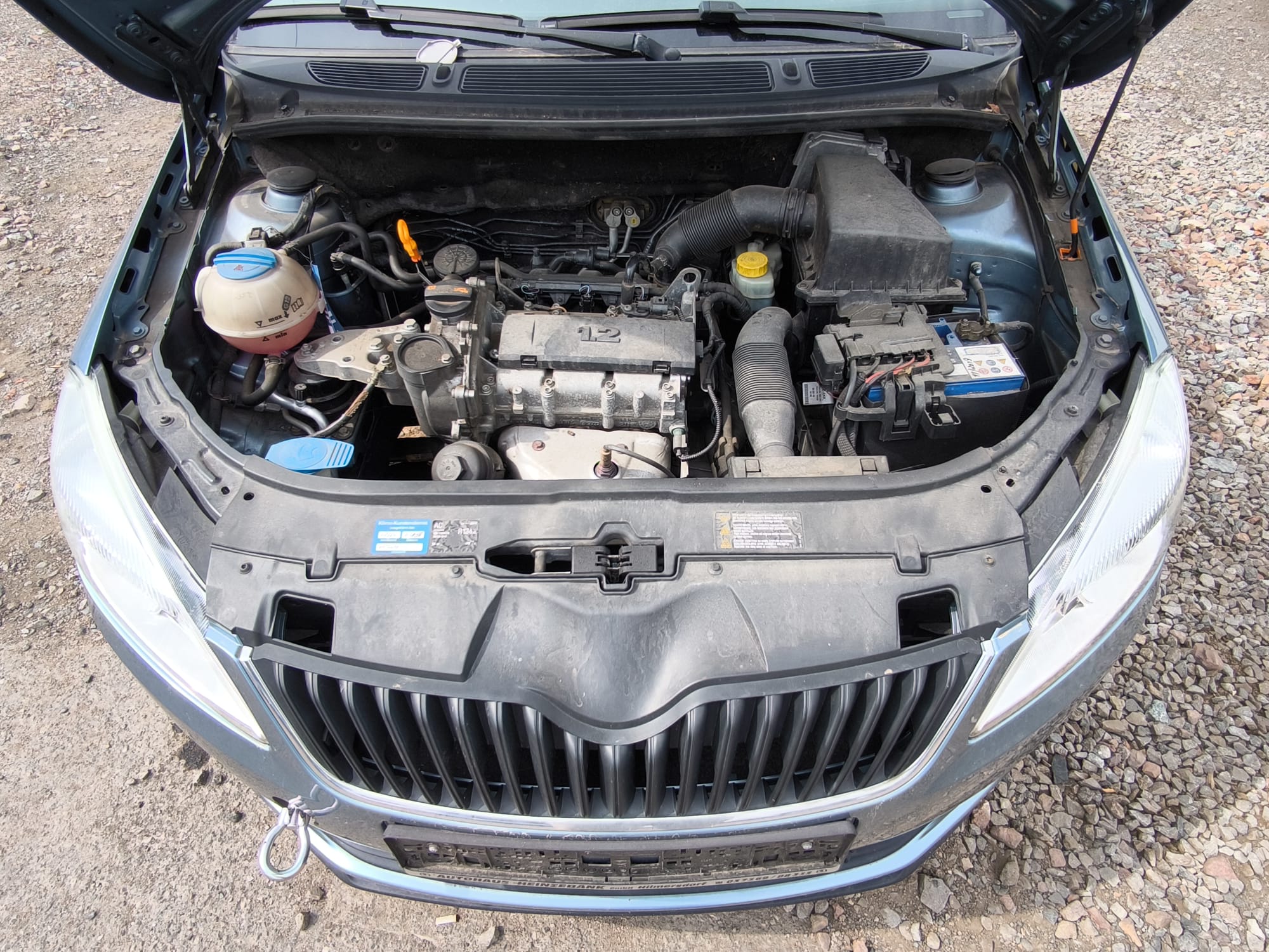 Skoda Fabia mit geöffnetem Motorraum und Motorschaden in Ansbach verkaufen