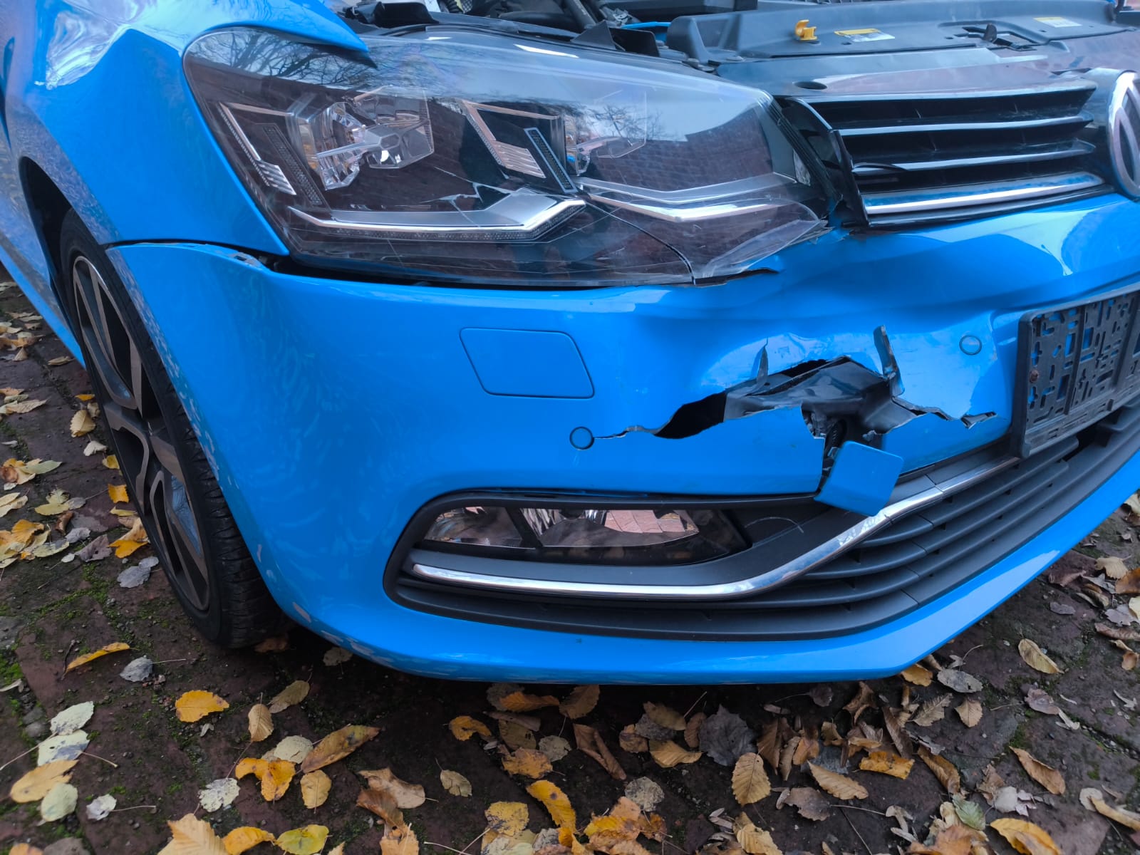 Beschädigter VW Polo mit Frontschaden nach Unfall für Verkauf als Unfallauto in Ansbach