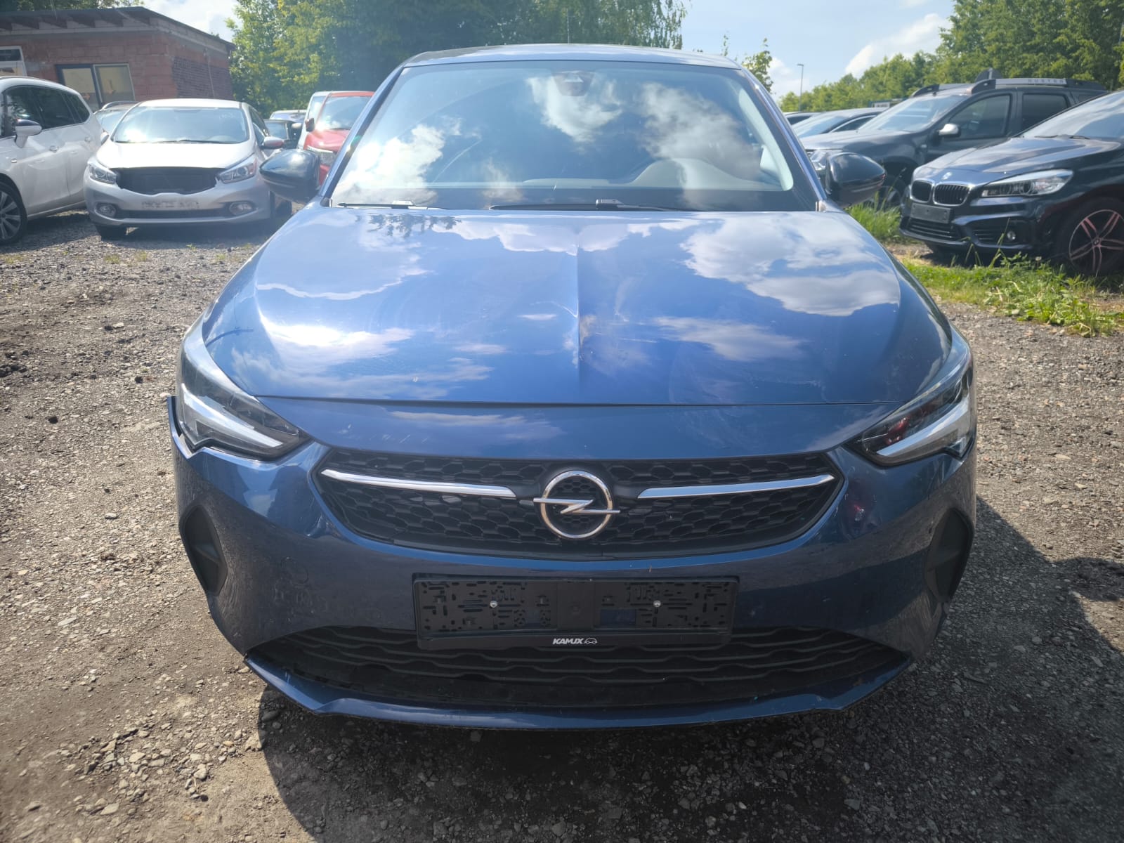 Blauer Opel in Arnsberg mit Motorschaden verkaufen auf Schotterparkplatz