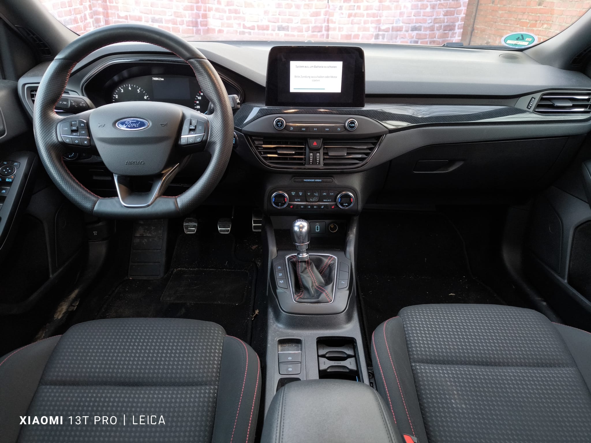 Ford Innenraum nach Verkauf in Arnsberg mit Blick auf Armaturenbrett und Schaltgetriebe für Auto mit Getriebeschaden verkaufen