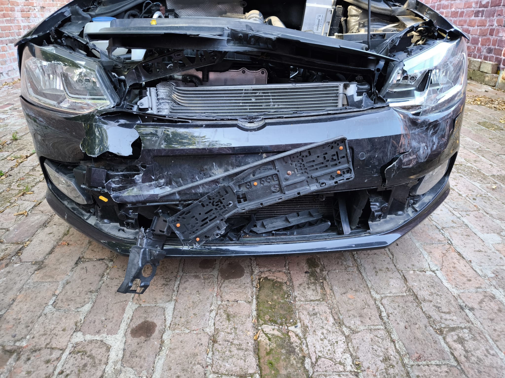 Stark beschädigter VW Golf nach Frontunfall als Beispiel für Unfallwagen in Arnsberg verkaufen