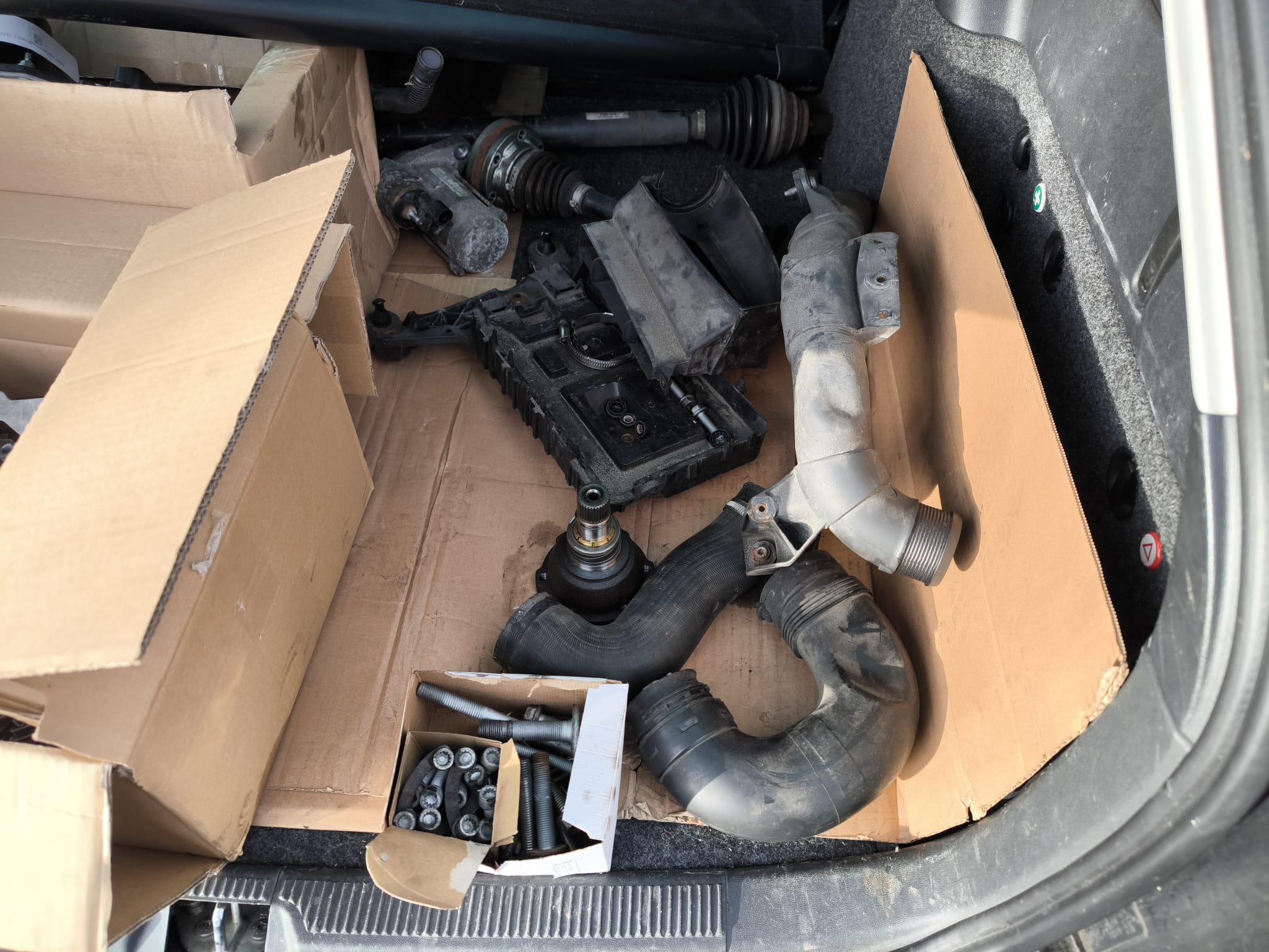 Auto mit ausgebauten Ersatzteilen im Kofferraum als Beispiel für Unfallwagen in Augsburg verkaufen