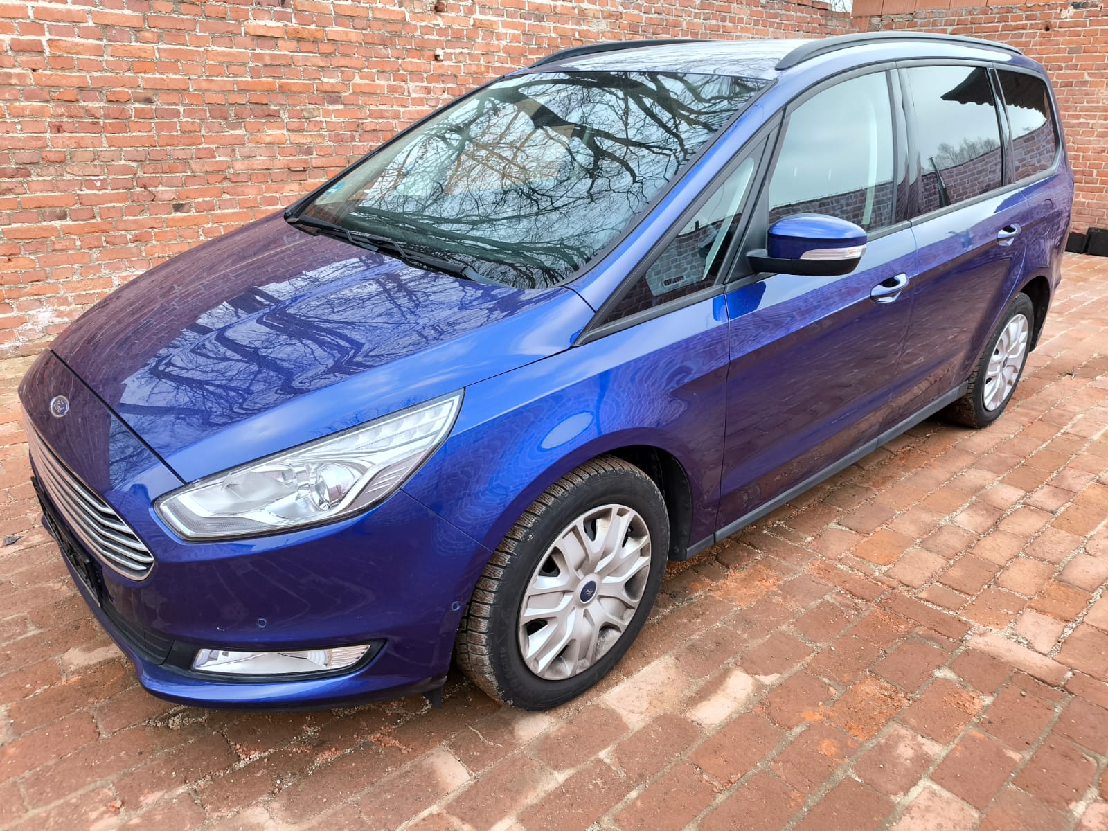 Blauer Ford Galaxy als bereits verkaufter Unfallwagen in Backnang für Kunden die ihr Auto mit Motorschaden oder Getriebeschaden verkaufen möchten