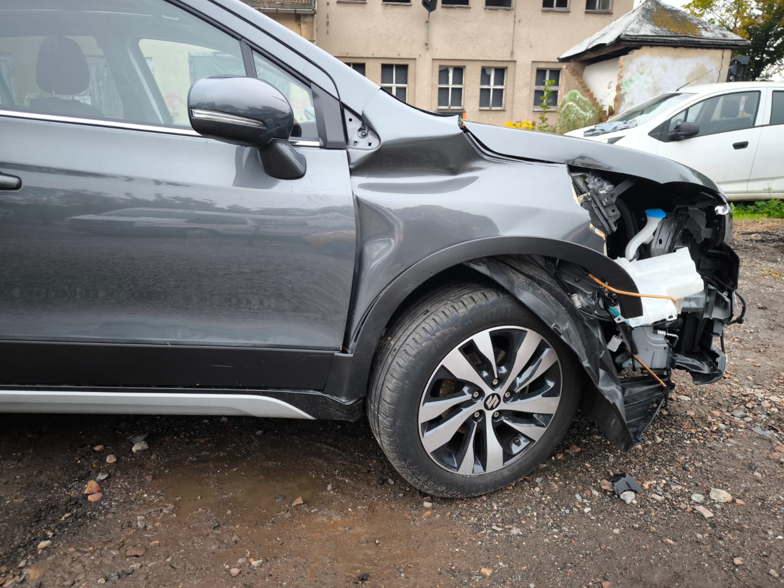 Schwer beschädigtes SUV mit Frontschaden nach Unfall in Bad Homburg vor der Höhe für schnellen Verkauf an spezialisierten Autoankäufer