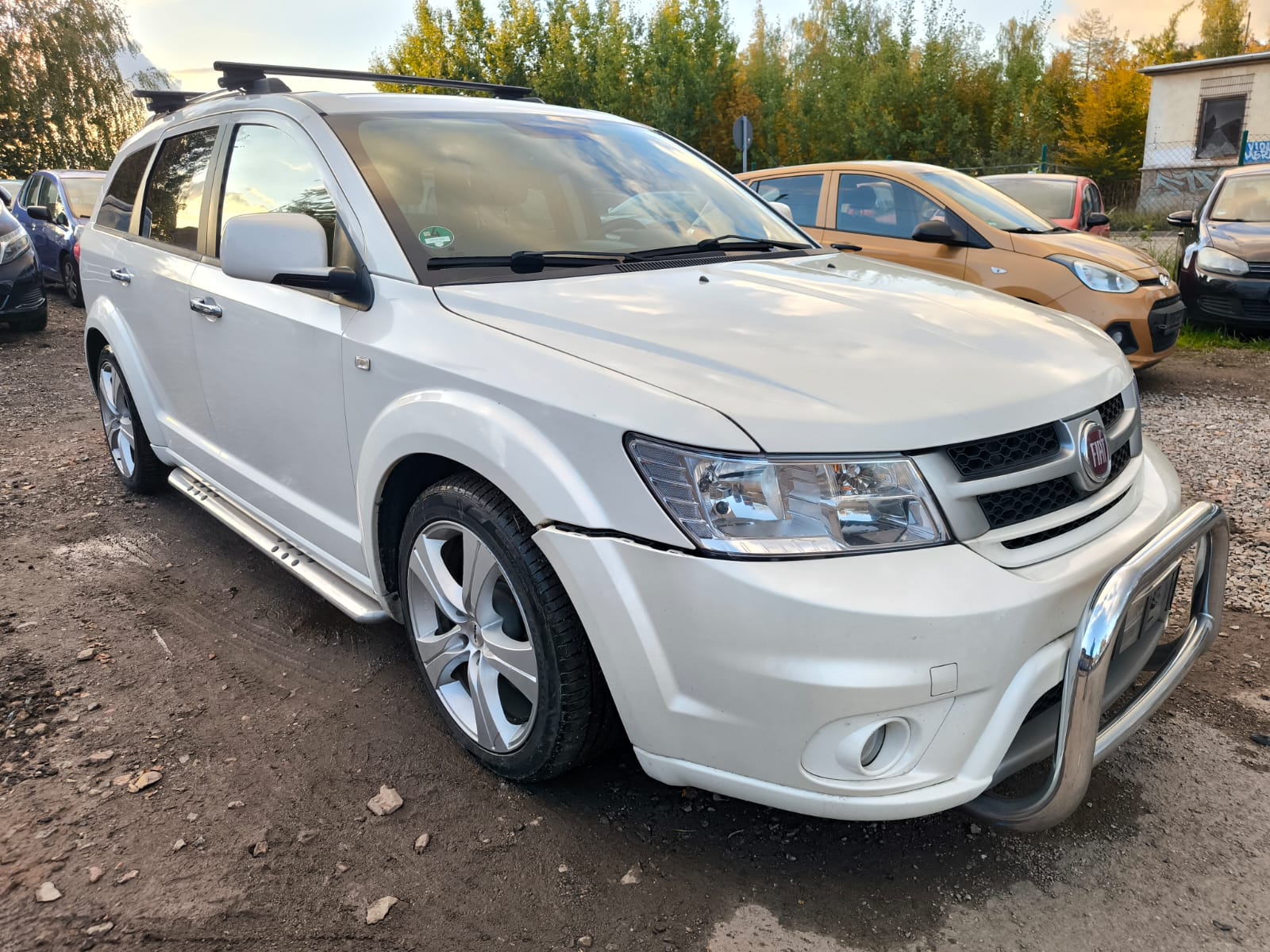 Weißer Fiat Freemont nach Online-Verkauf in Bad Kreuznach auf Parkplatz nach erfolgreichem Autoankauf