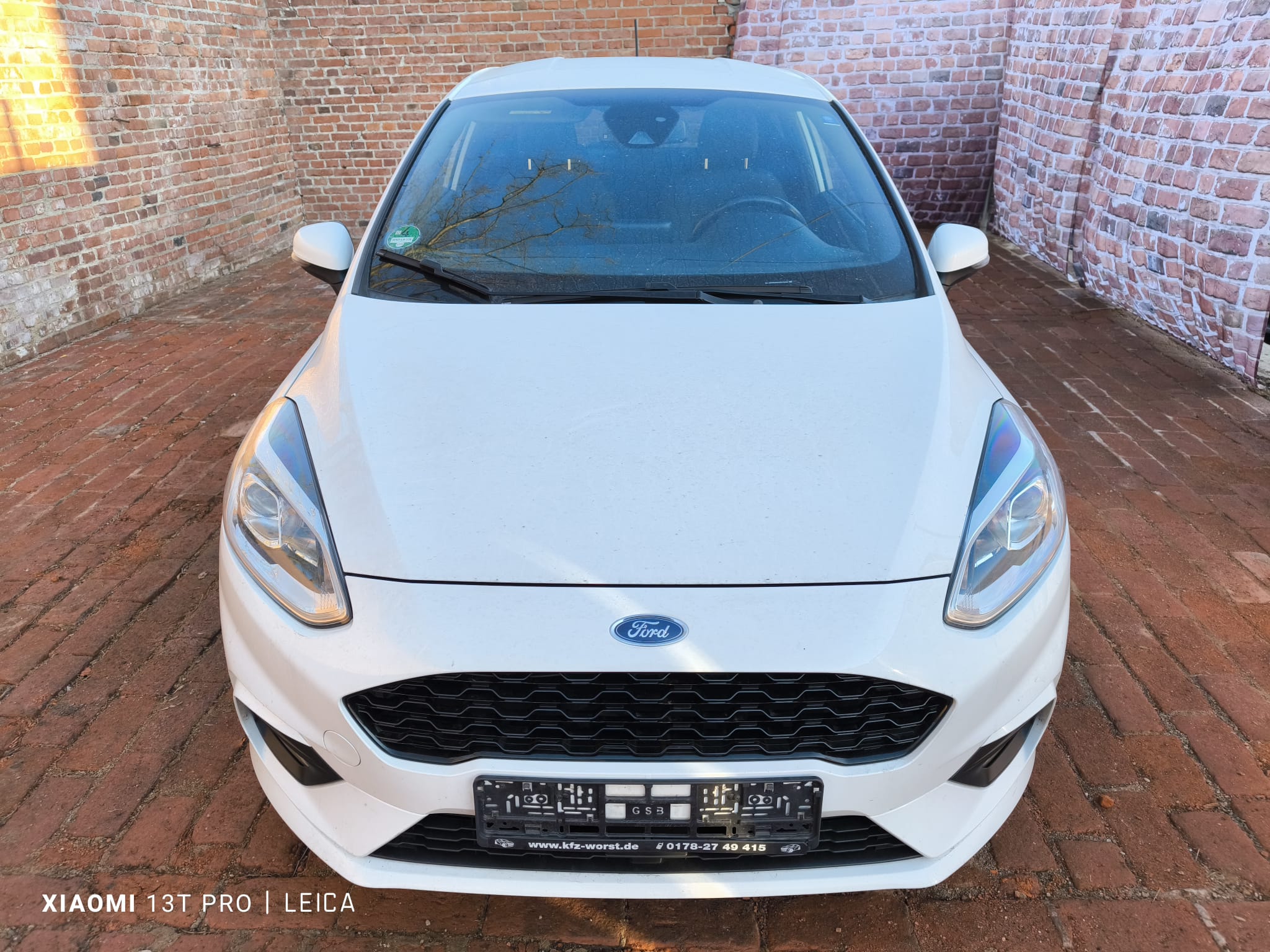 Weißer Ford Fiesta mit Motorschaden in Hof vor Backsteinmauer in Bad Nauheim verkaufen