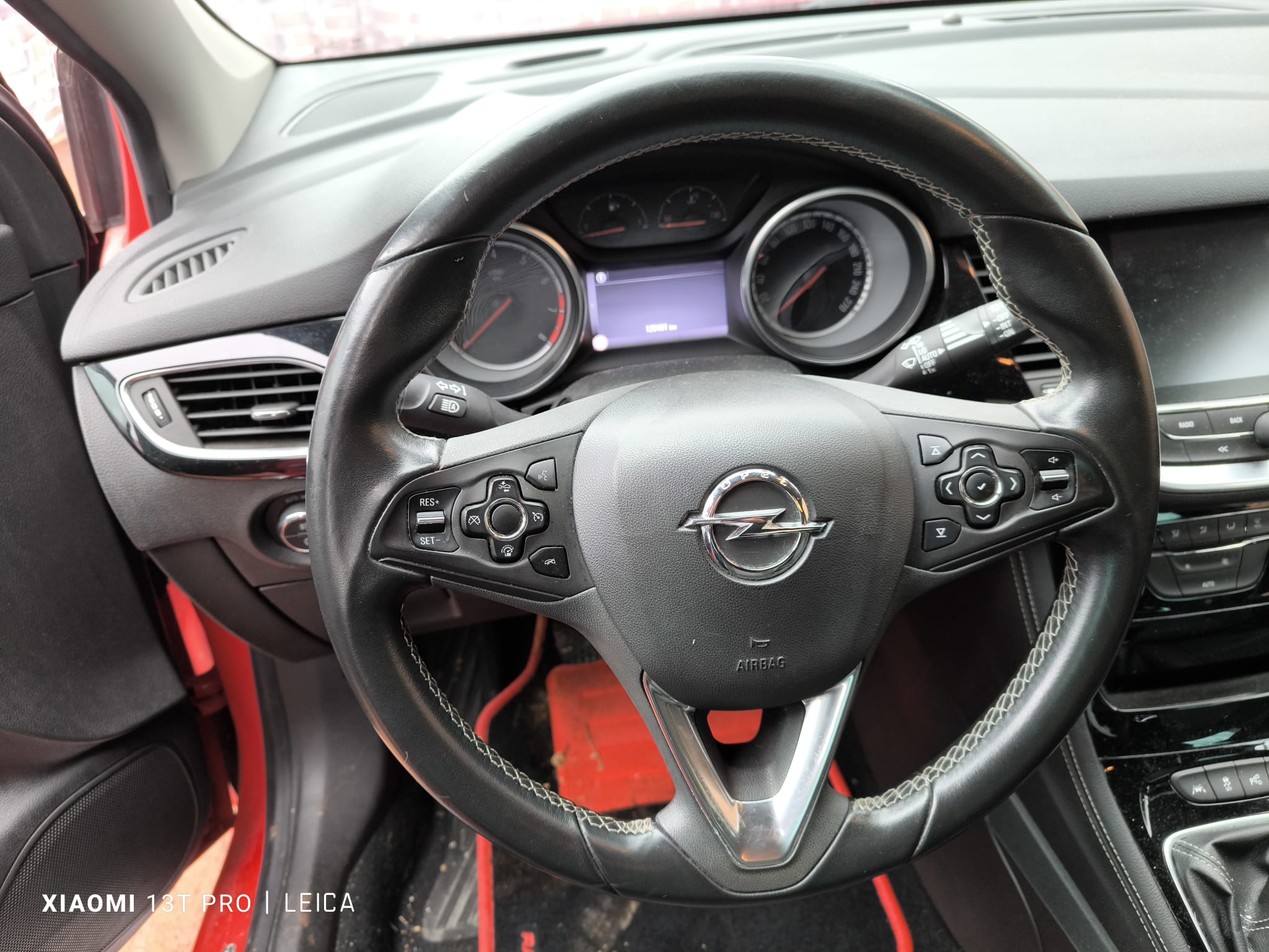 Opel Innenraum mit Lenkrad eines bereits verkauften Autos in Bad Nauheim an seriösen Autoankauf verkaufen