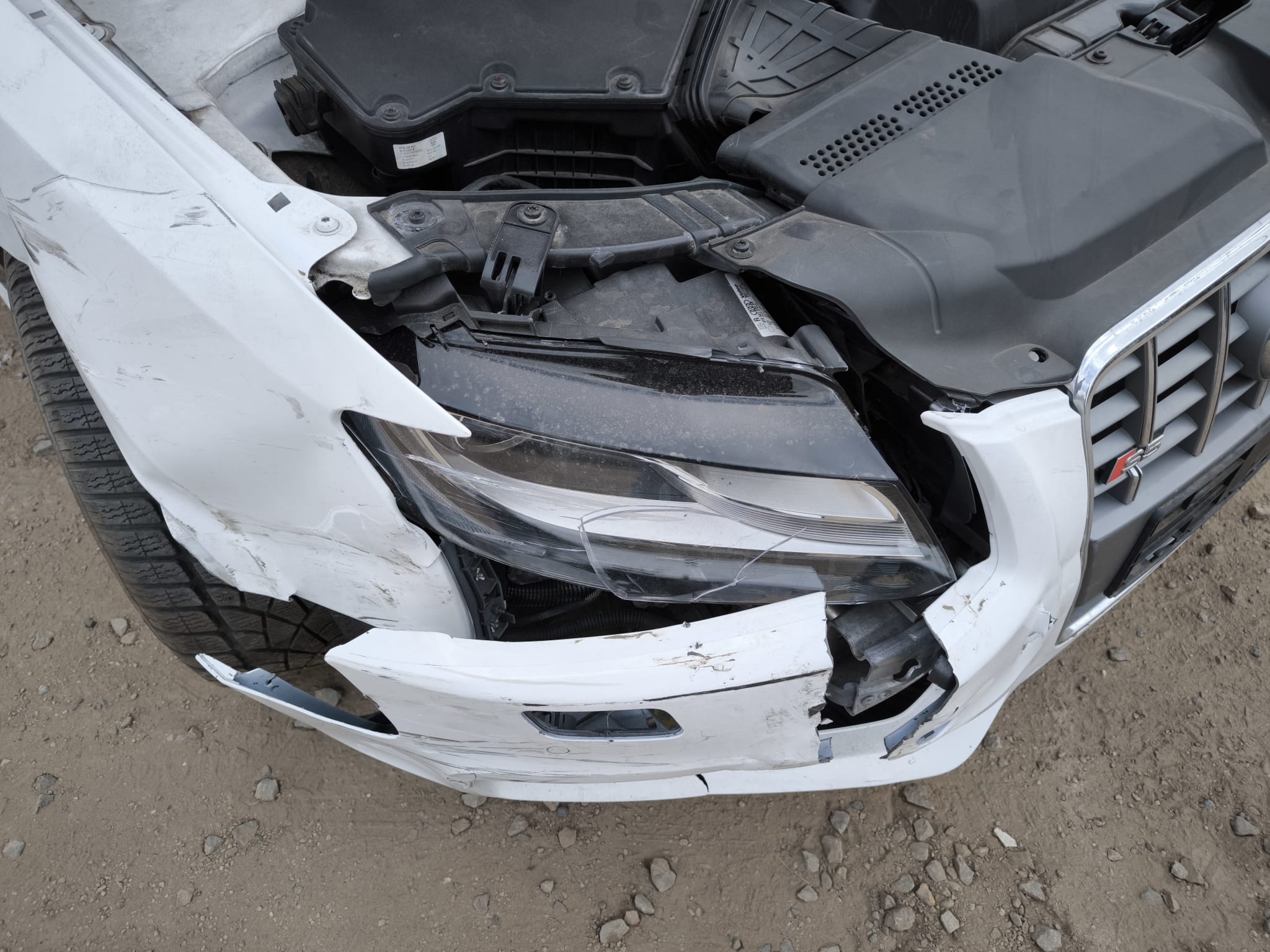 Beschädigte Front eines Audi nach Unfall mit stark verformter Stoßstange in Bad Nauheim verkaufen