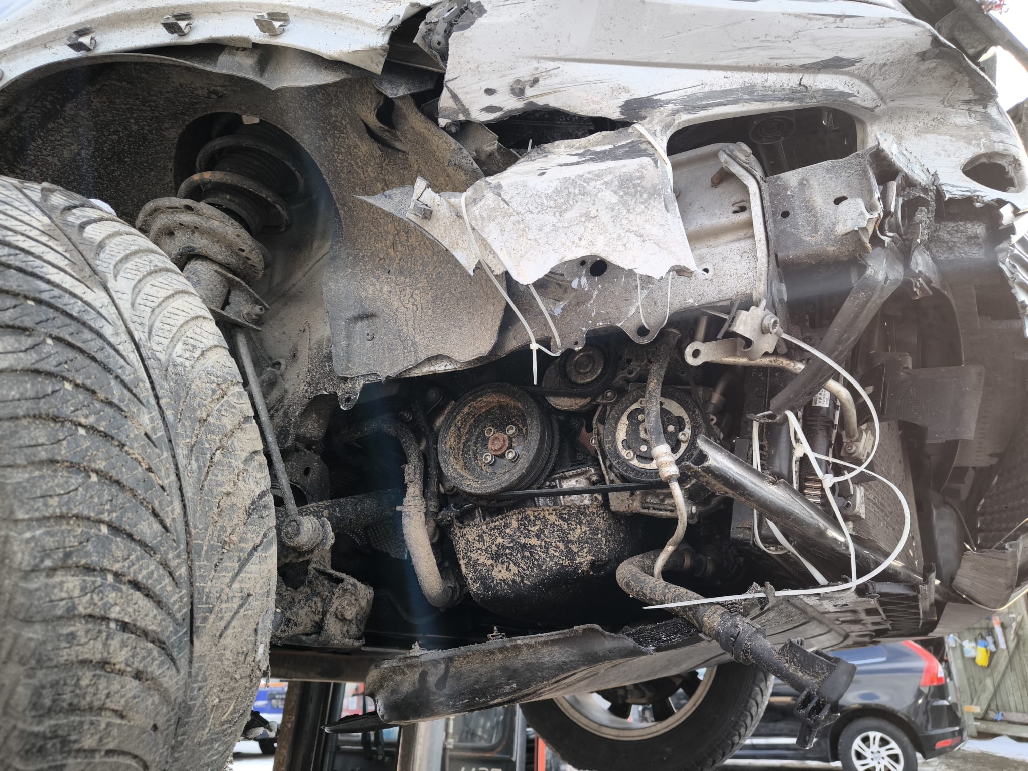 Schwer beschädigtes Auto mit Frontschaden nach Unfall in Bad Oeynhausen für sicheren Verkauf als Unfallwagen