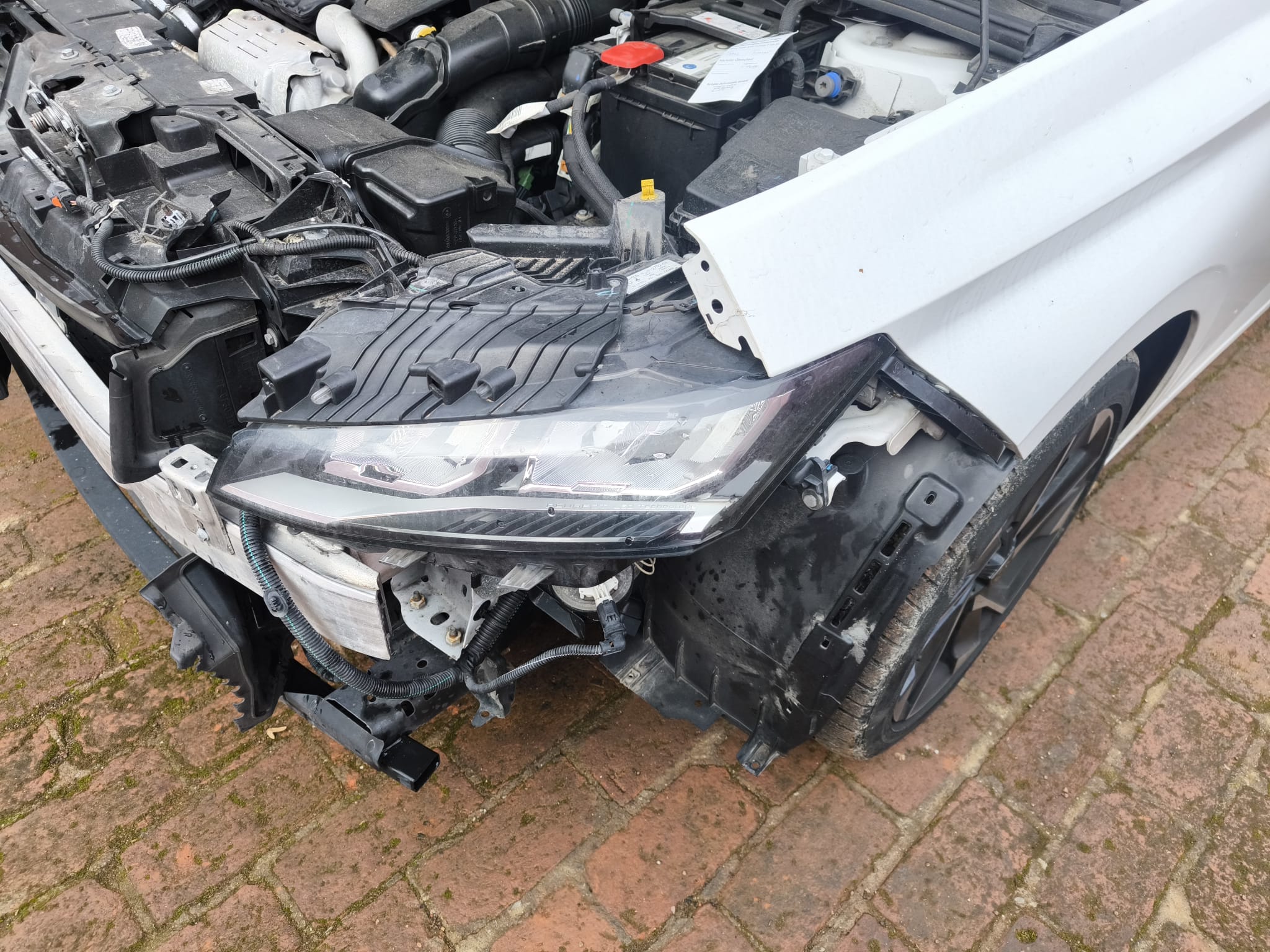 Beschädigter VW Golf mit starkem Frontschaden nach Unfall in Bad Salzuflen zum Verkaufen als Unfallwagen