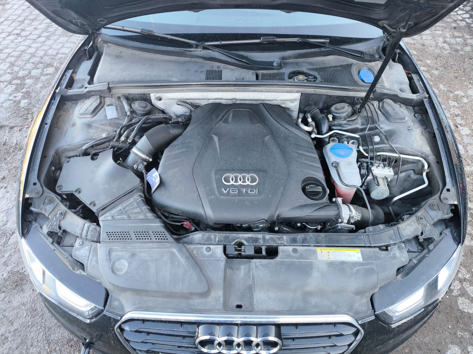 Audi V6 TDI Motorraum eines gebrauchten Autos mit Getriebeschaden in Bad Vilbel verkaufen