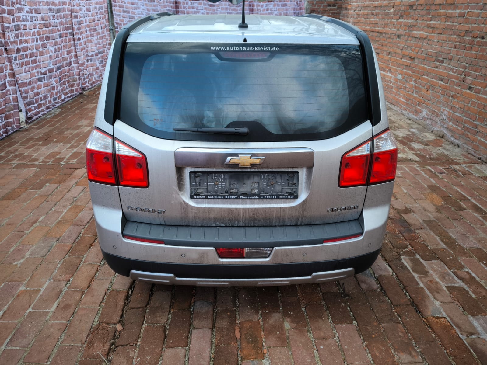 Chevrolet Orlando aus Bad Vilbel nach dem Verkaufen mit bereits entfernter Kennzeichenhalterung auf Parkplatz vor Abmeldung