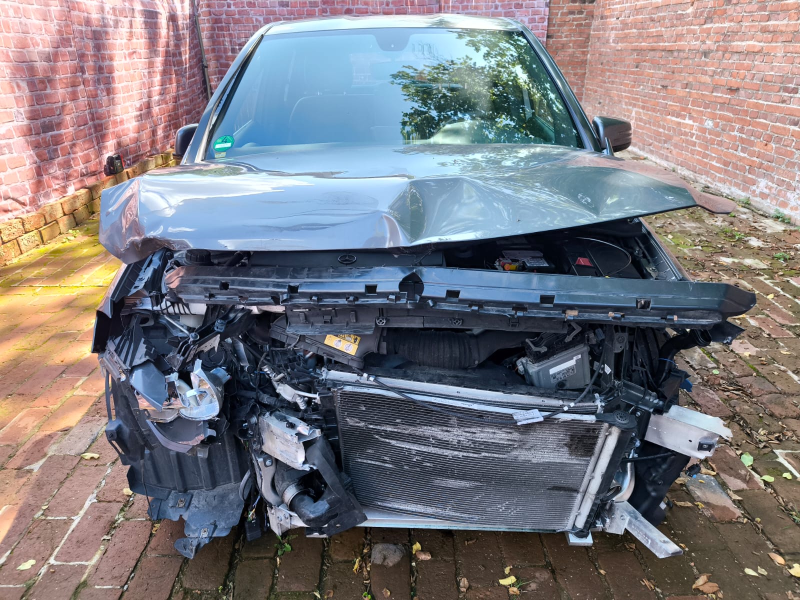 Schwer beschädigter Opel Astra mit massivem Frontschaden nach Unfall in Bad Vilbel verkaufen