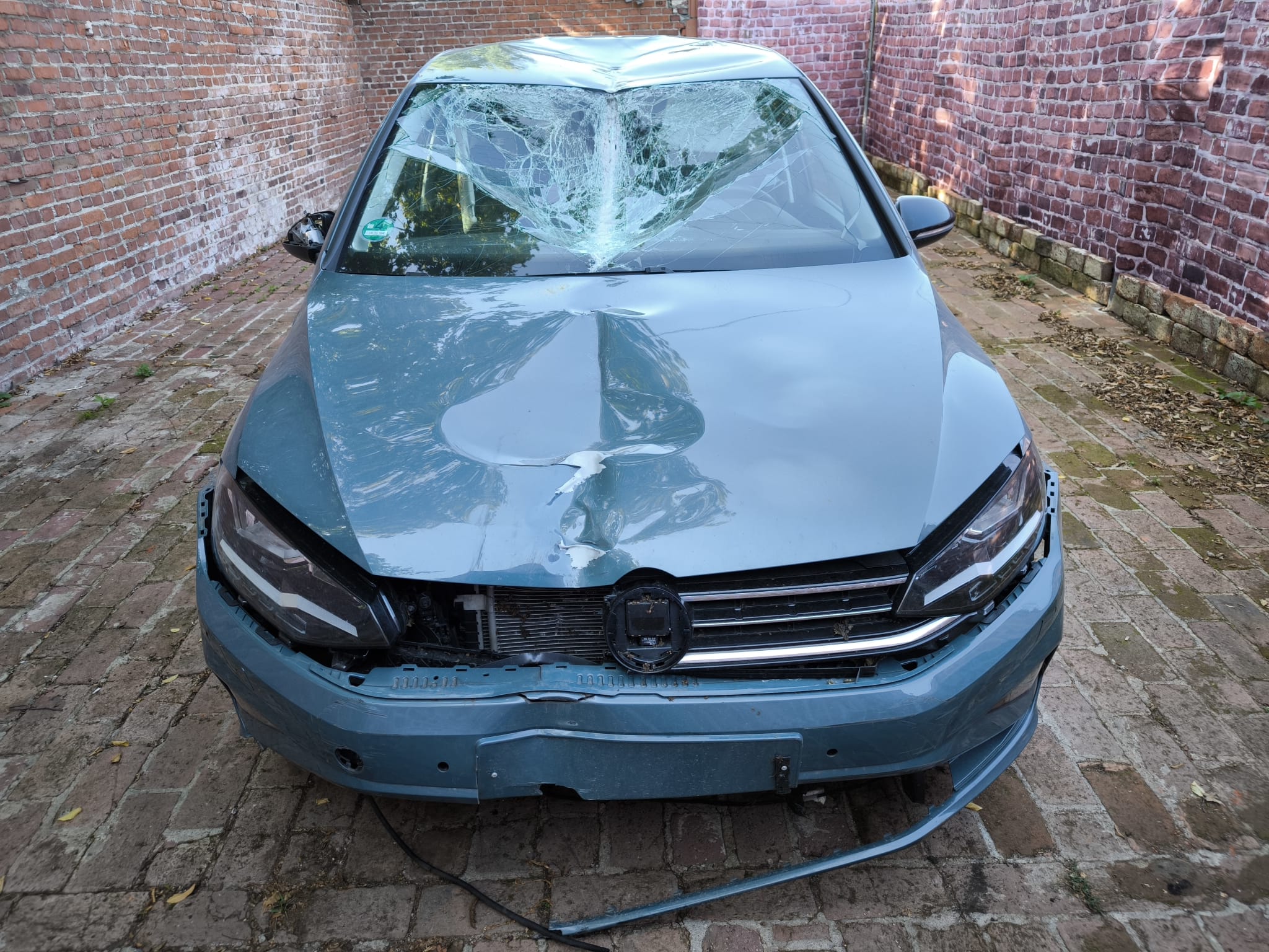 Stark beschädigten VW mit Frontschaden und zerstörter Windschutzscheibe in Baden-Baden als Unfallwagen verkaufen