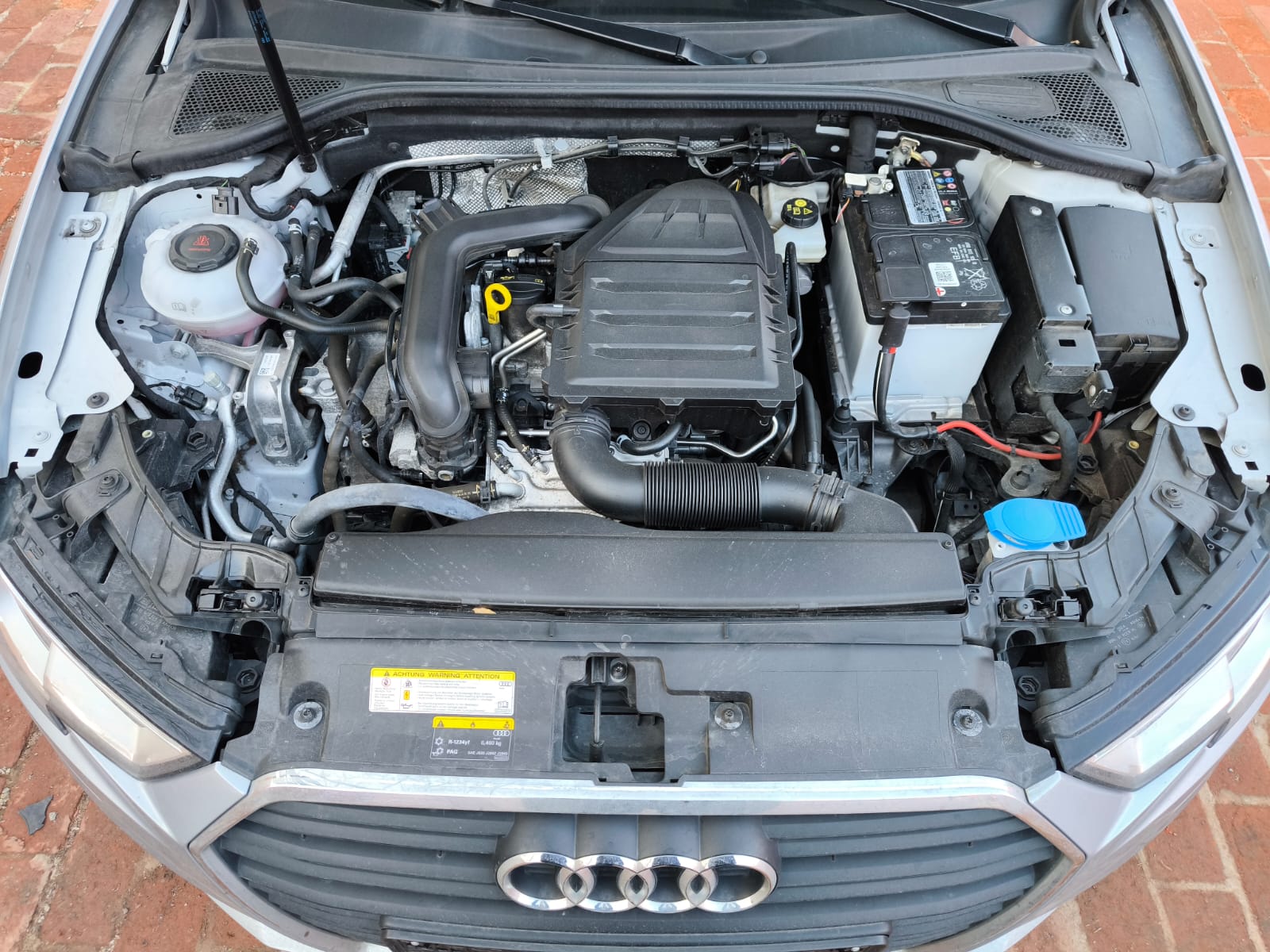 Audi mit geöffneter Motorhaube und sichtbarem Motorraum in Bamberg verkaufen trotz Motorschaden