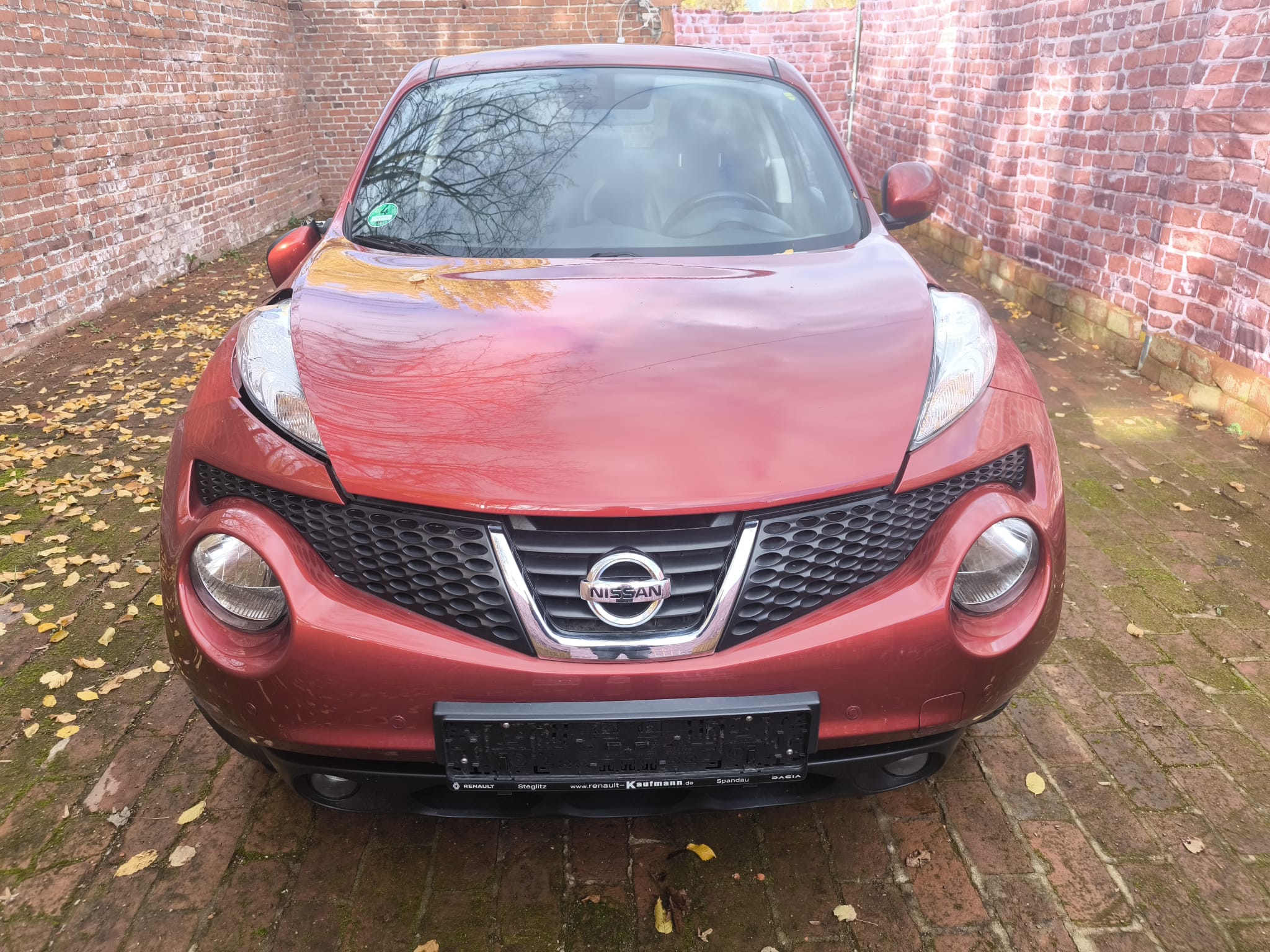 Roter Nissan Juke mit verkauftem Getriebeschaden Auto in Hofmauer Umgebung in Bautzen fotografiert, um Pkw mit Getriebeschaden schnell zu verkaufen