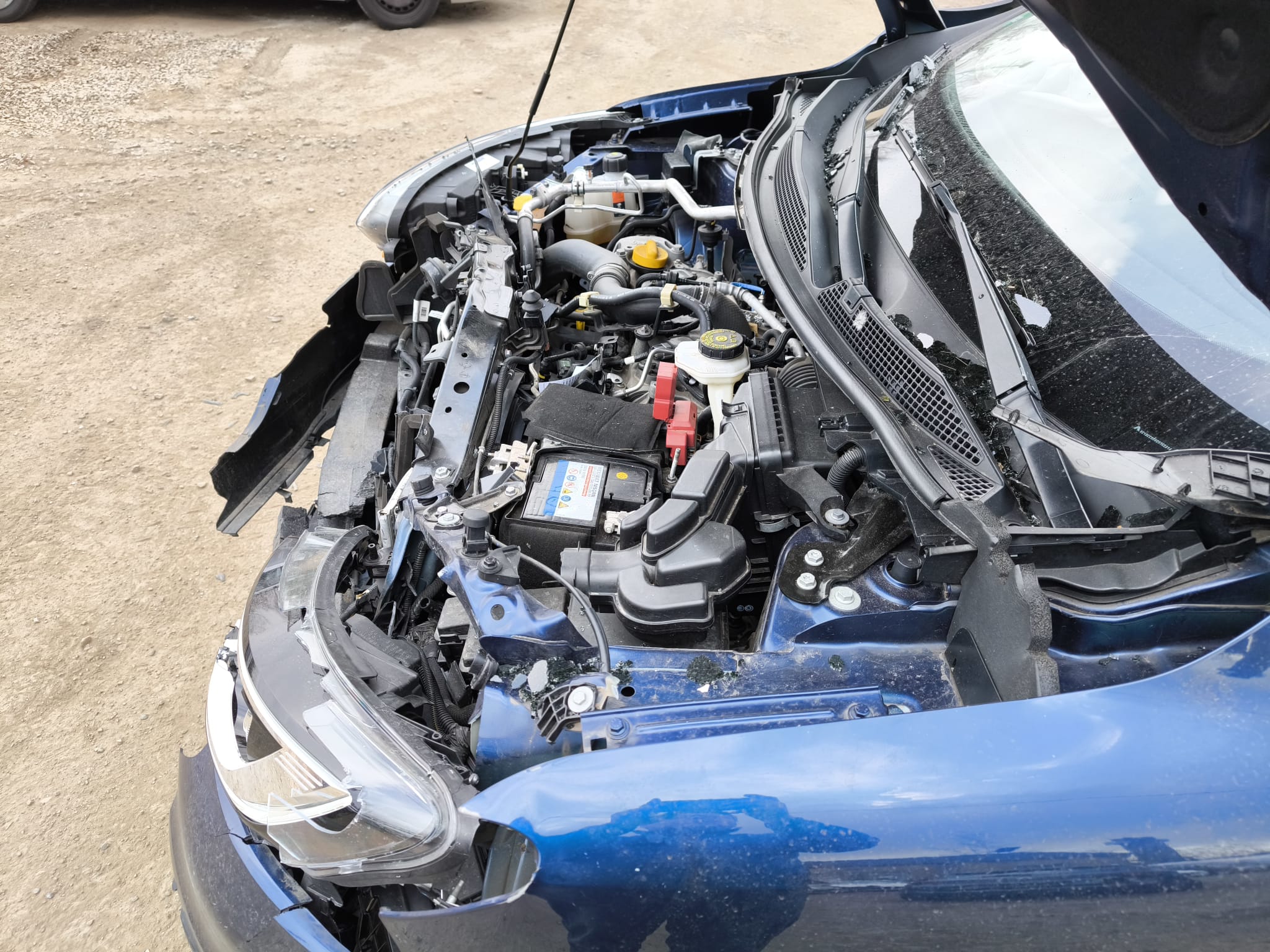 Schwer beschädigter Pkw mit offenliegendem Motorraum nach Frontschaden auf Schotterplatz in Bayreuth verkaufen