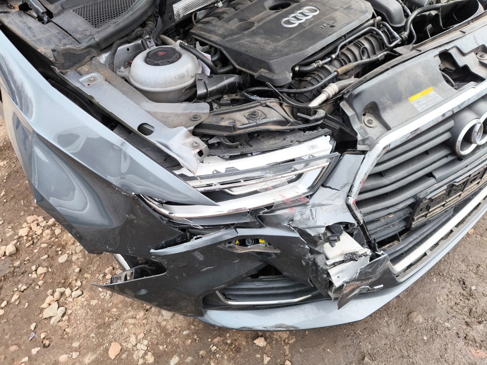 Beschädigter Audi mit starkem Frontschaden nach Unfall in Beckum beim Ankauf als Unfallwagen