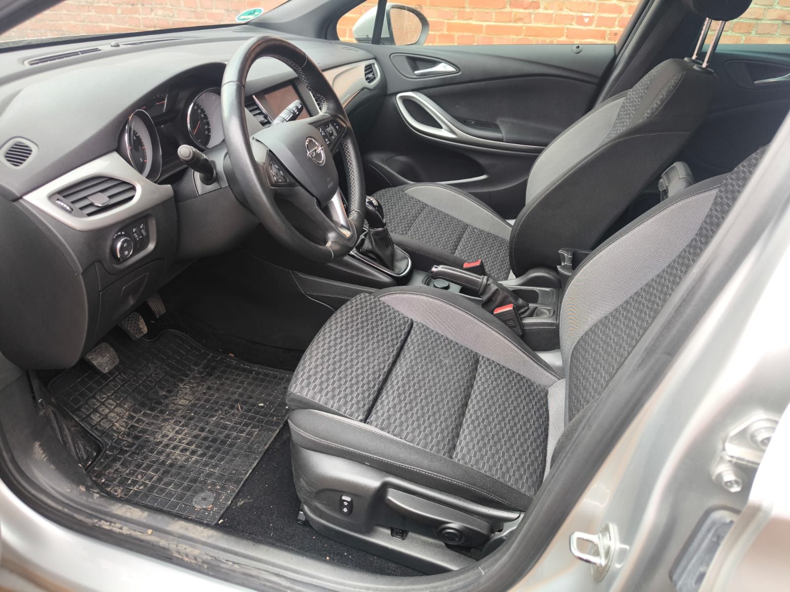 Opel Innenraum in Bergheim nach rechtssicherem Autoverkauf mit schriftlichem Kaufvertrag