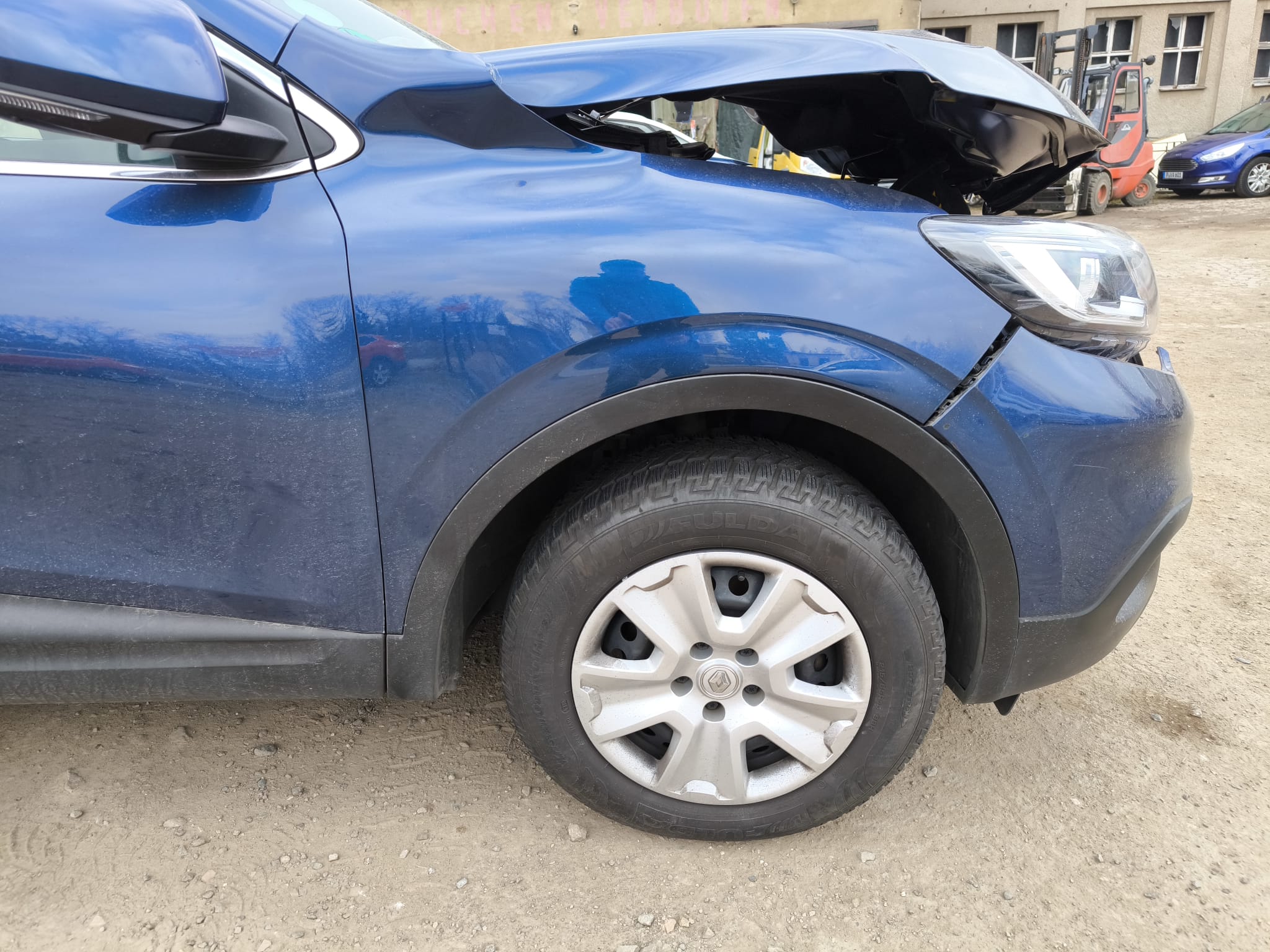 Beschädigter Renault mit Frontschaden nach Unfall in Bergisch Gladbach zum Verkaufen an Unfallwagenhändler