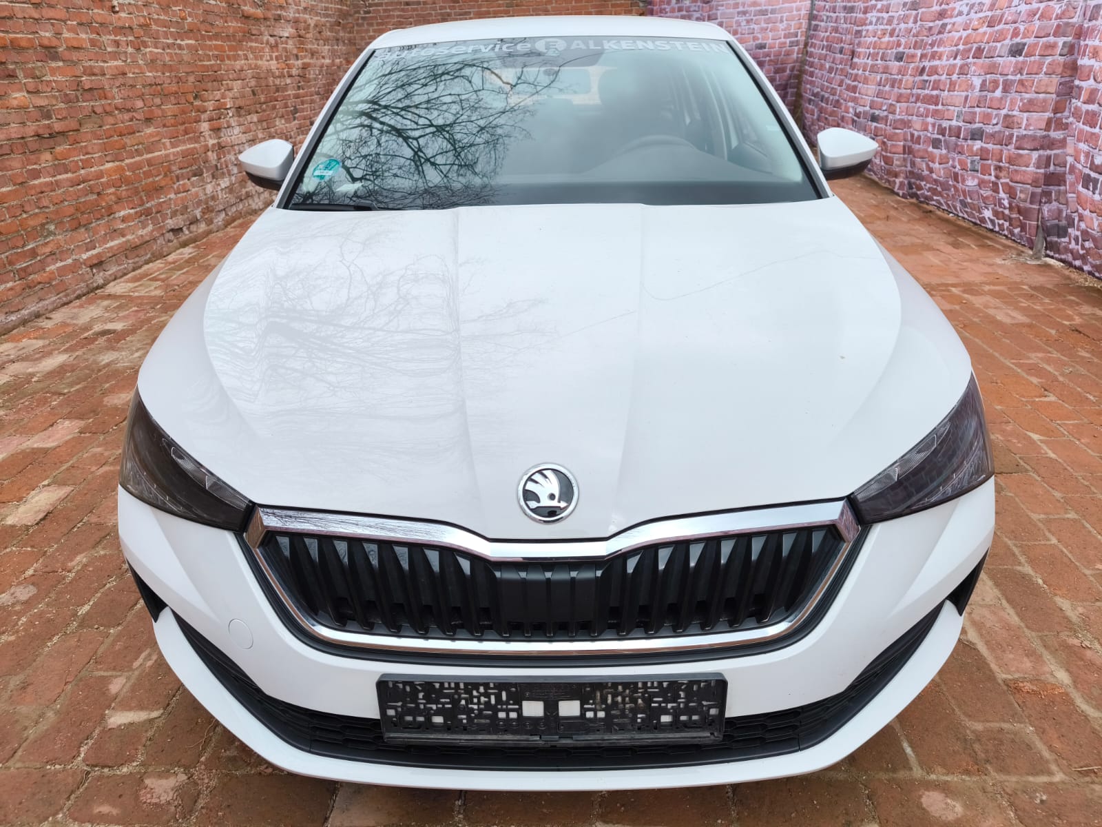 Weißer Skoda Octavia mit Motorschaden in Bergkamen von vorn, ideal um das Auto trotz Defekt bequem zu verkaufen