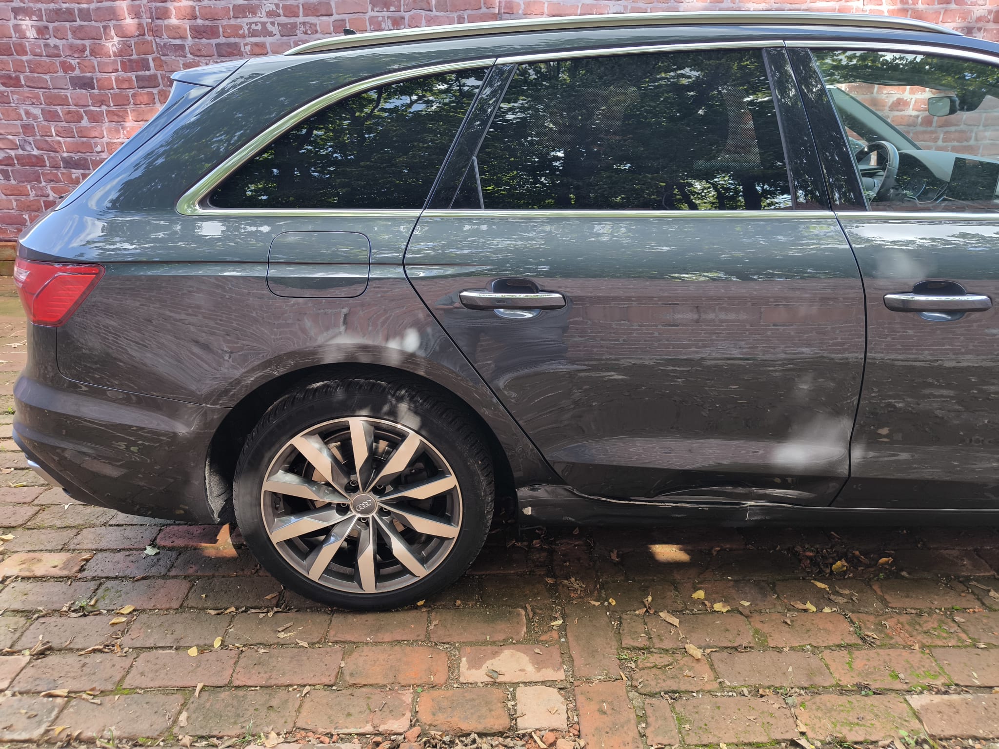 Beschädigter Audi A6 Kombi mit Seitenschaden nach Unfall in Bergkamen verkaufen