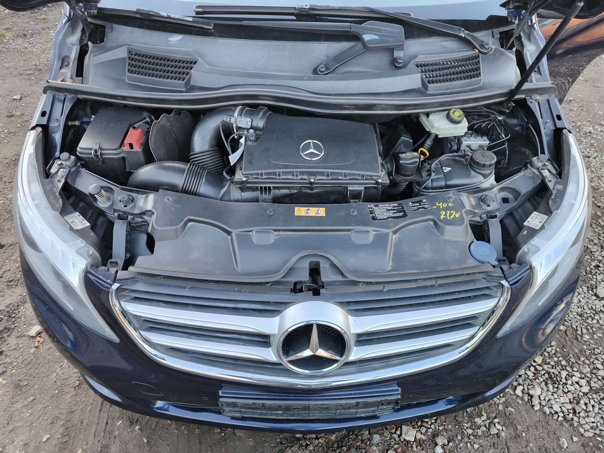 Mercedes mit geöffnetem Motorraum in Berlin mit Motorschaden verkaufen