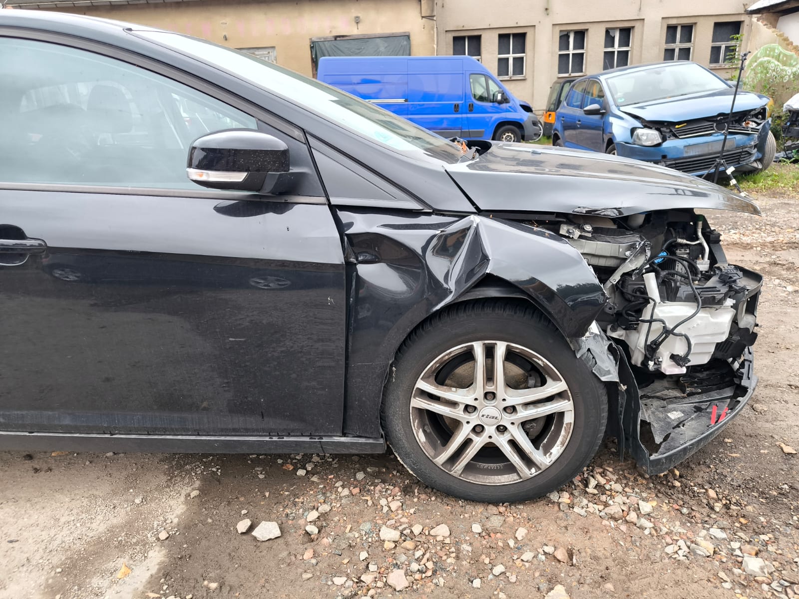 Ford mit starkem Frontschaden nach Unfall für Unfallwagen Verkauf in Bernau bei Berlin