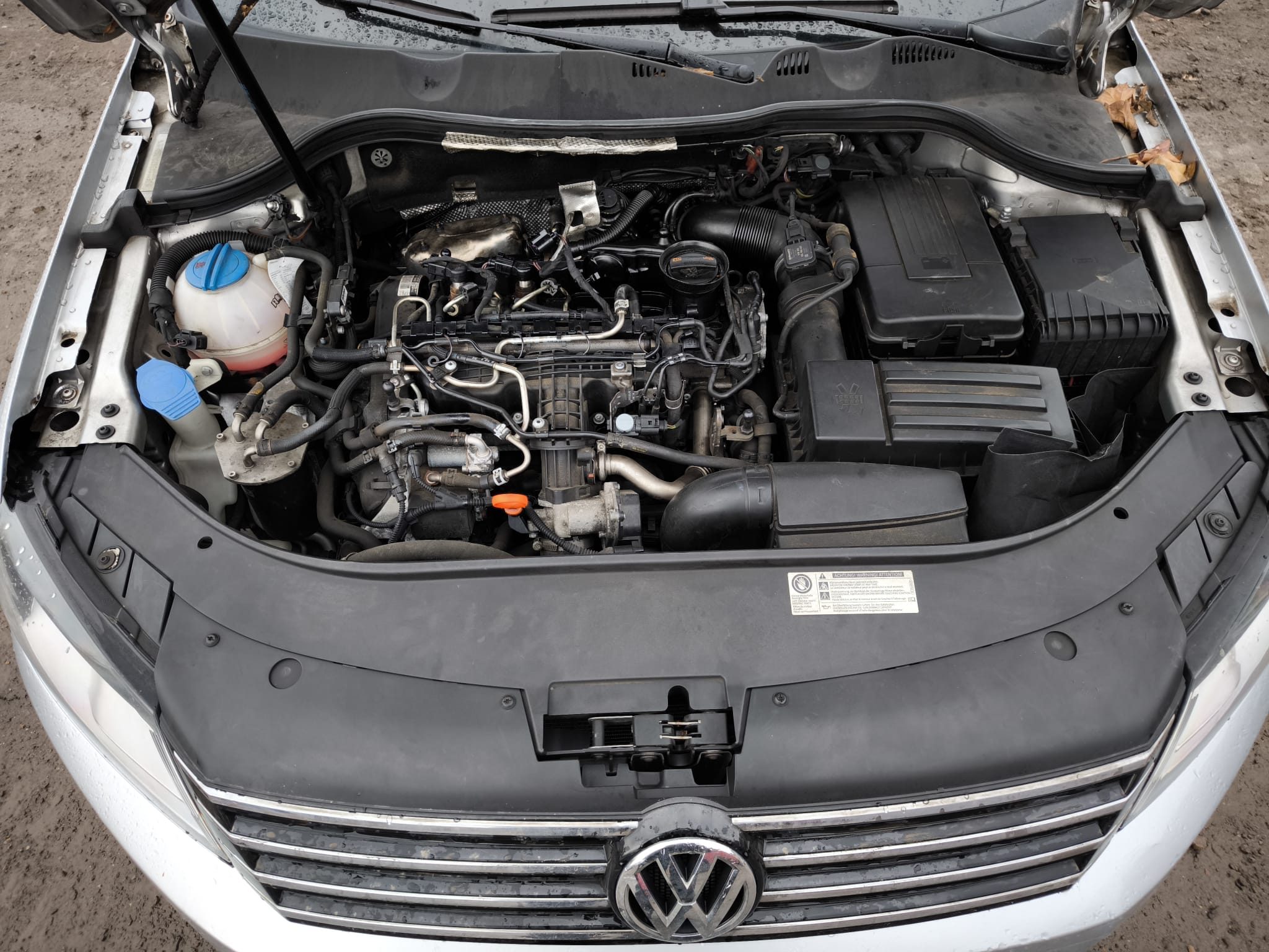 VW Passat mit Motorschaden im Motorraum bereits verkauft in Bielefeld anzeigen um defektes Auto sicher zu verkaufen