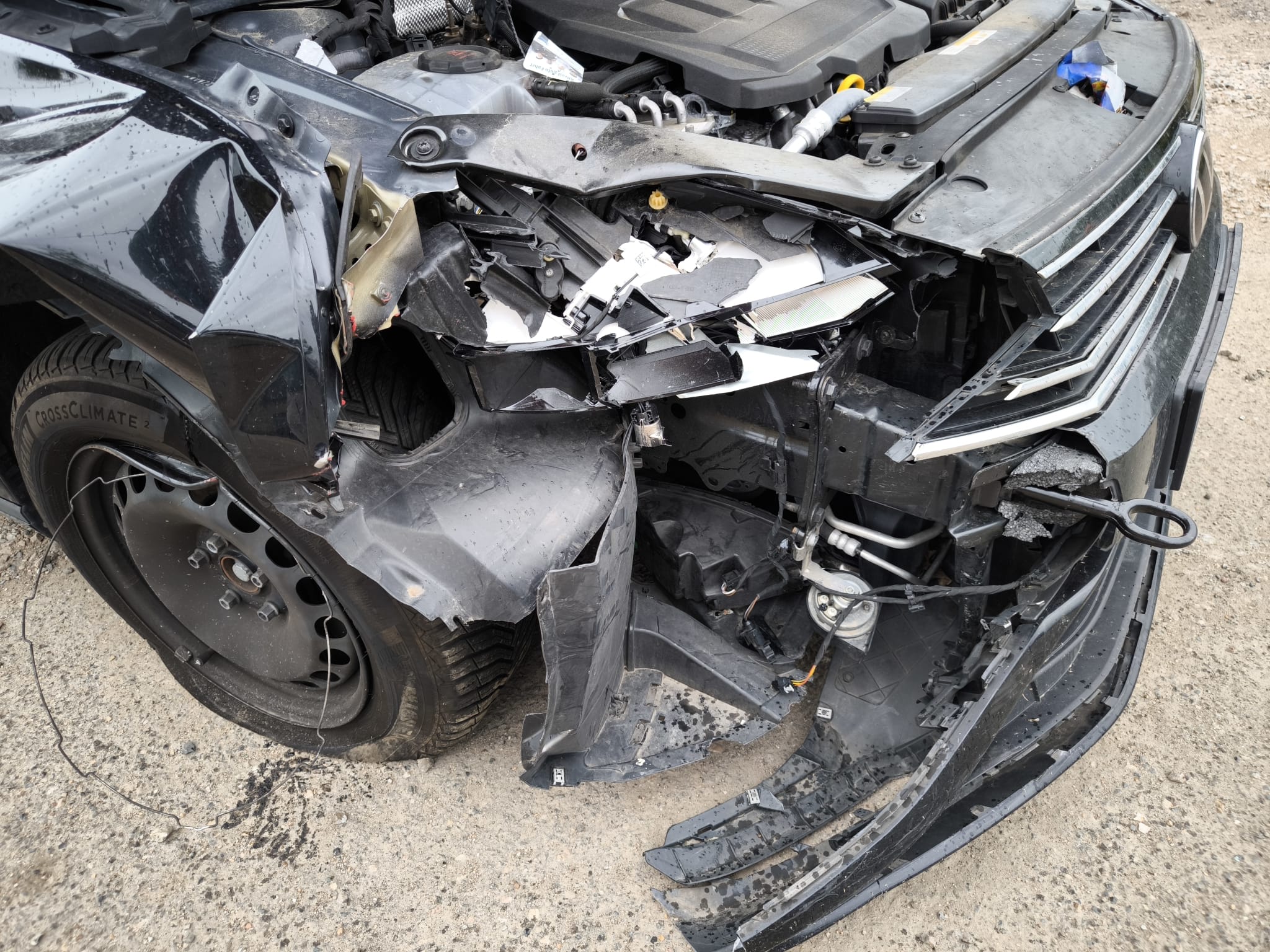 Schwer beschädigter SUV mit Frontschaden nach Unfall für sicheren Verkauf in Bochum