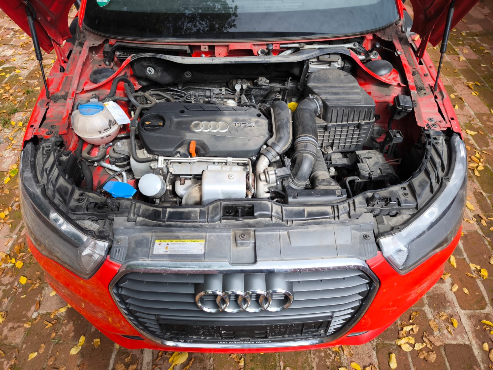 Roter Audi A3 mit geöffnetem Motorraum und sichtbarem TFSI Motor nach Motorschaden in Böblingen verkaufen