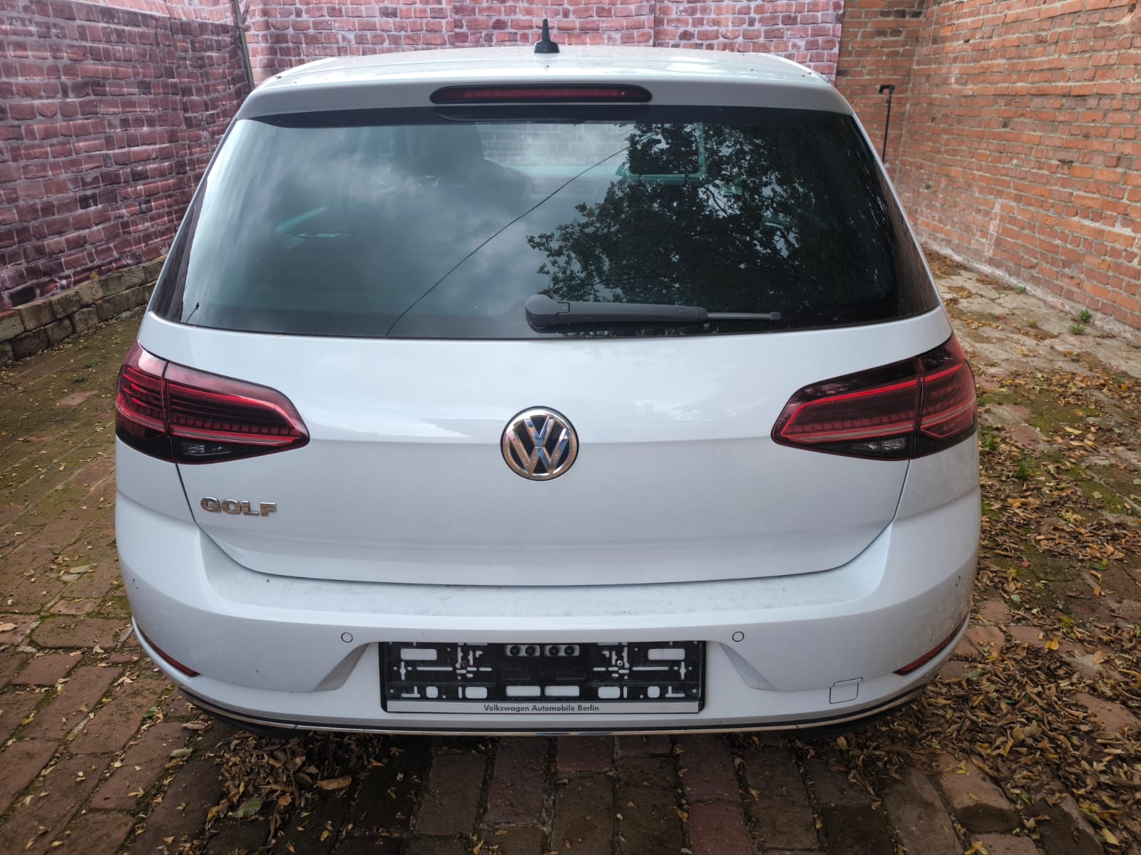 Weißer VW Golf von hinten auf Hof nach dem Auto verkaufen in Böblingen