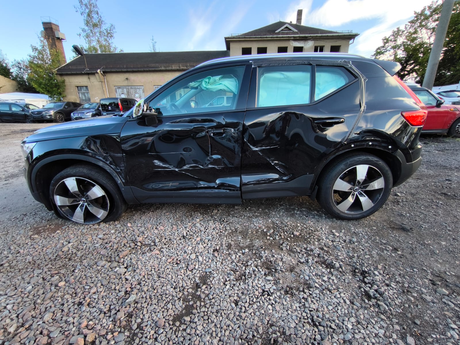 Schwarz beschädigter Volvo SUV mit stark verbeulter Seite nach Unfall auf Schotterplatz in Böblingen verkaufen