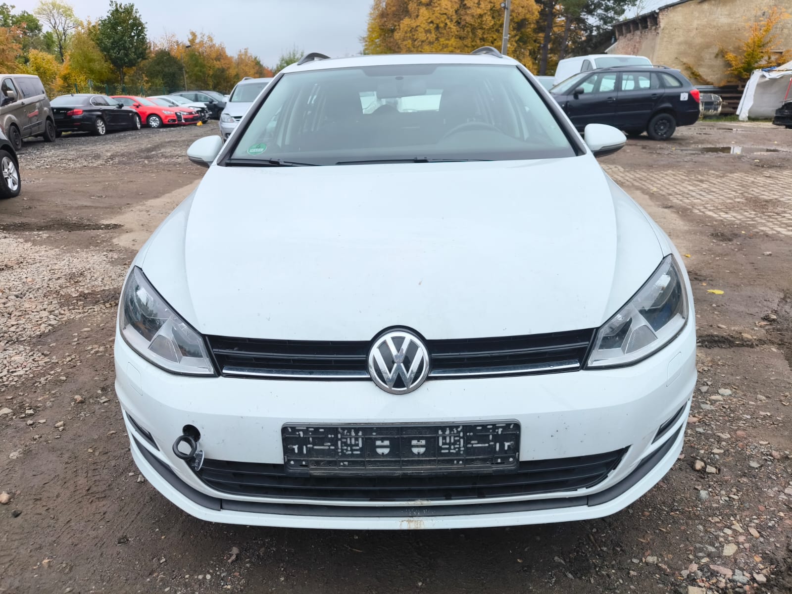 Weißer VW Golf mit Motorschaden auf Schotterplatz nach Autoverkauf in Bonn