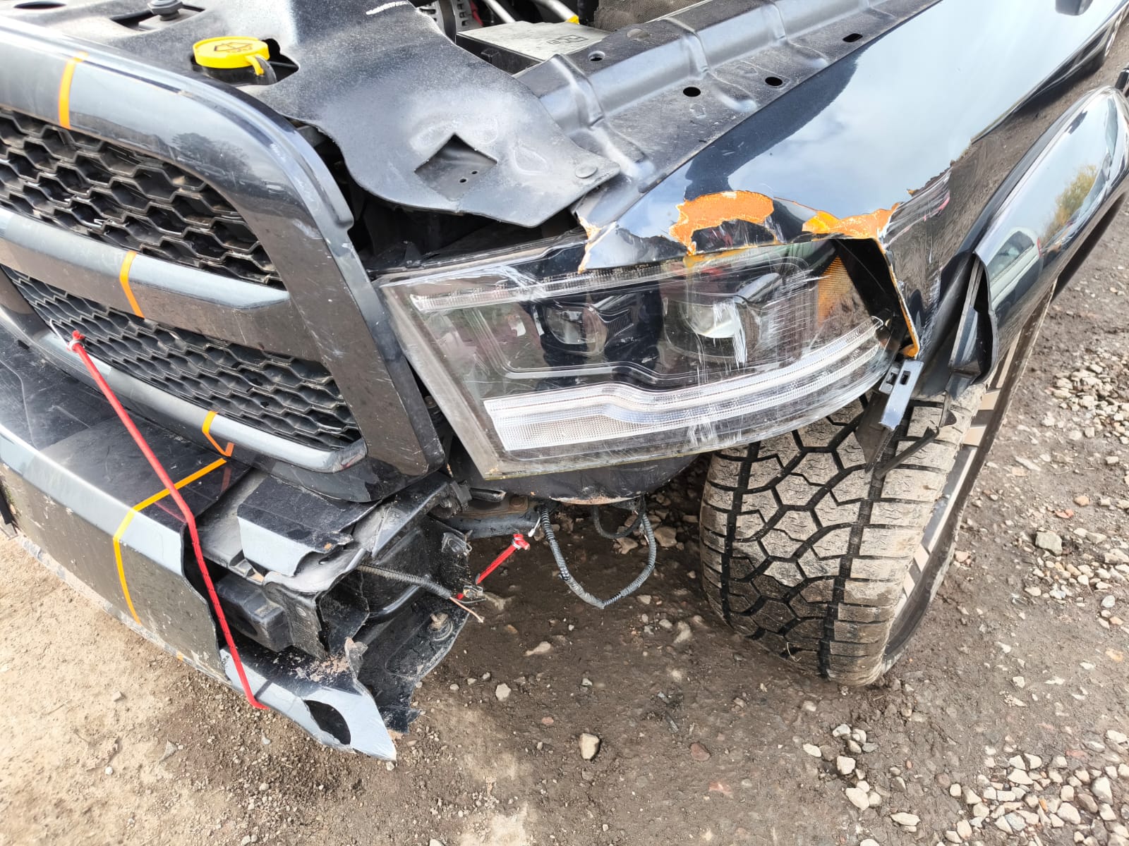 Beschädigter Pickup mit starkem Frontschaden nach Unfall für Verkauf als Unfallwagen in Bonn