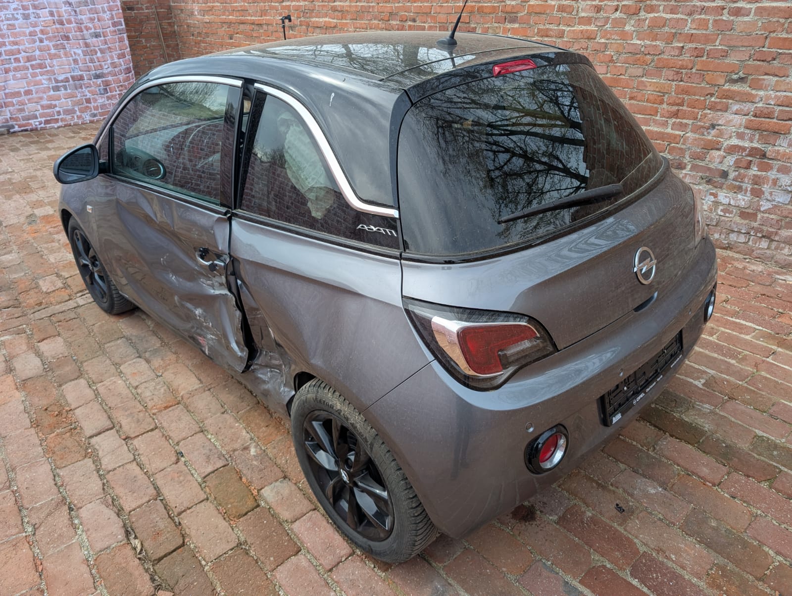 Beschädigter Opel Adam nach Unfall an der Seite auf Hof in Borken für schnellen Auto Verkauf mit Unfallschaden