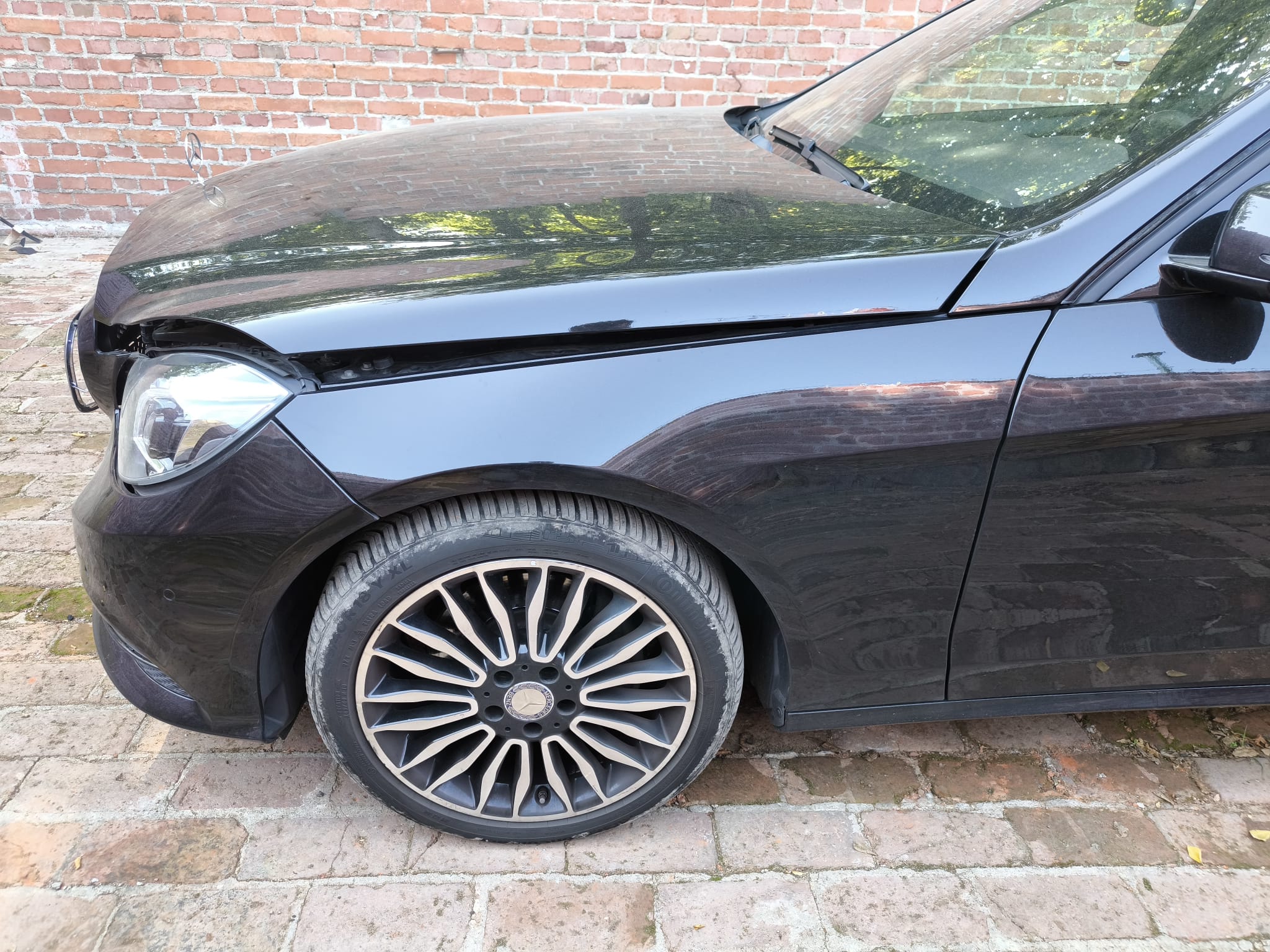 Beschädigter Mercedes Unfallwagen in Bottrop auf Hof vor Ziegelmauer verkaufen