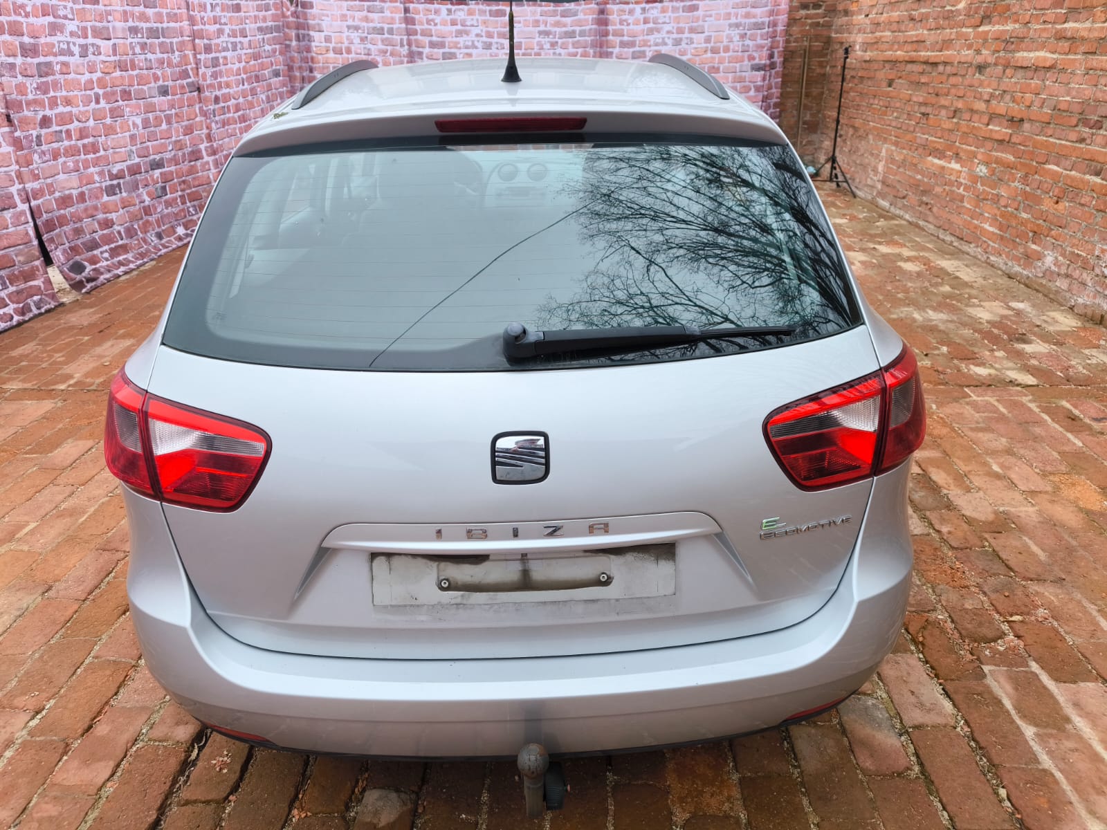 Seat Ibiza Kombi in Brandenburg an der Havel verkaufen - bereits angekauftes Gebrauchtfahrzeug im Innenhof